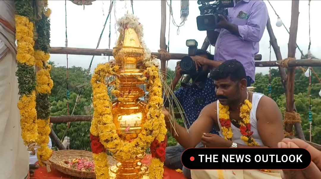 சீர்காழி அடுத்த பூம்புகார் மீனவ கிராமத்தில் ஸ்ரீ தயாள பரமேஸ்வரி அம்மன் ஆலய மகா கும்பாபிஷேகம் விழா ஆயிரக்கணக்கான பக்தர்கள் பங்கேற்று சுவாமி தரிசனம் செய்து வழிபாடு