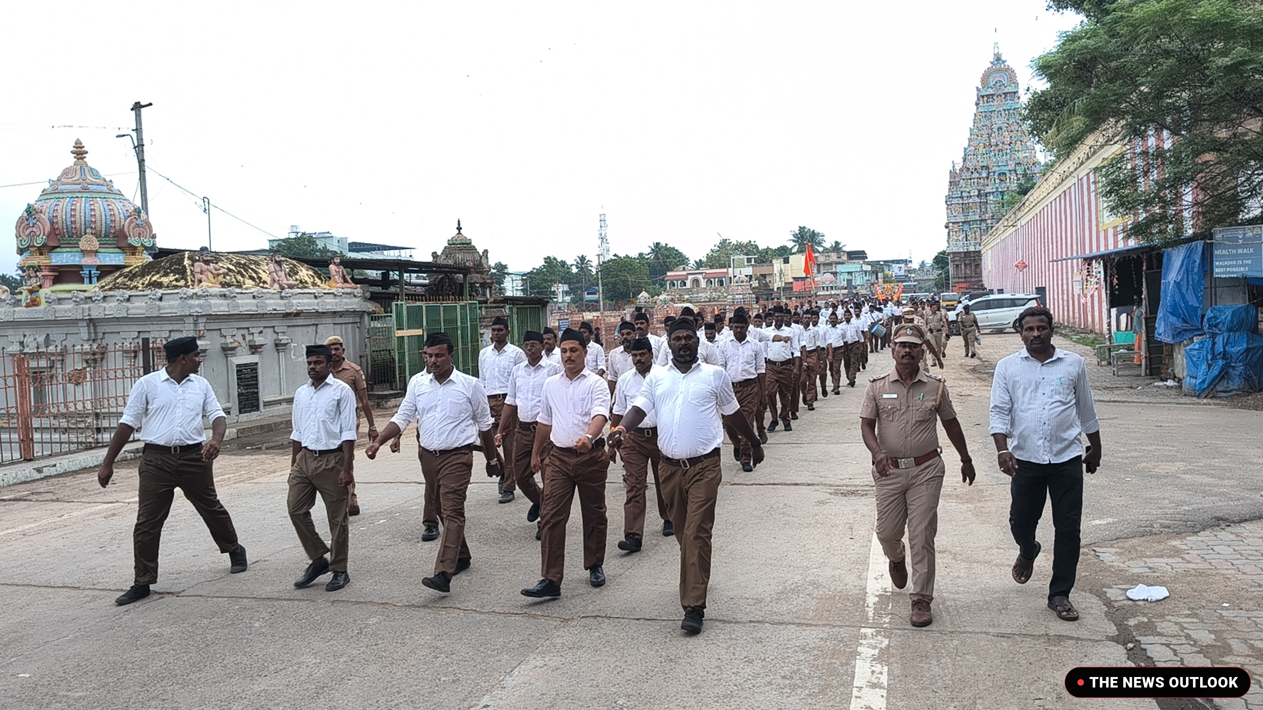 திருவாரூரில் ஆர் எஸ் எஸ் பேரணி நூற்றுக்கும் மேற்பட்டோர் கலந்து கொண்டு 5 கிமீ தூரம் பேரணியாக வந்தனர்.