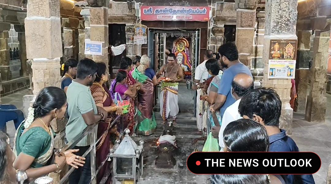 மயிலாடுதுறை அருகே ஆக்கூரில் உள்ள ஸ்ரீ தான்தோன்றீஸ்வரர் கோயிலில் ஐப்பசி மாத பௌர்ணமியை முன்னிட்டு அன்னாபிஷேகம்; திரளான பக்தர்கள் பங்கேற்று சாமி தரிசனம் செய்தனர்: