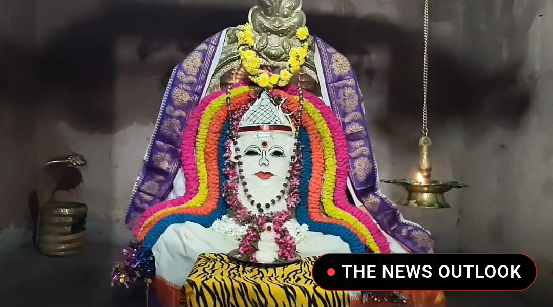 மயிலாடுதுறை அருகே ஆக்கூரில் உள்ள ஸ்ரீ தான்தோன்றீஸ்வரர் கோயிலில் ஐப்பசி மாத பௌர்ணமியை முன்னிட்டு அன்னாபிஷேகம்; திரளான பக்தர்கள் பங்கேற்று சாமி தரிசனம் செய்தனர்: - 2