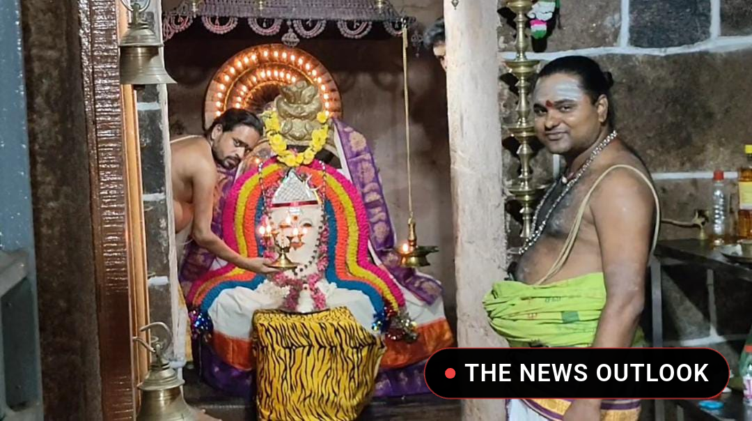 மயிலாடுதுறை அருகே ஆக்கூரில் உள்ள ஸ்ரீ தான்தோன்றீஸ்வரர் கோயிலில் ஐப்பசி மாத பௌர்ணமியை முன்னிட்டு அன்னாபிஷேகம்; திரளான பக்தர்கள் பங்கேற்று சாமி தரிசனம் செய்தனர்: - 4