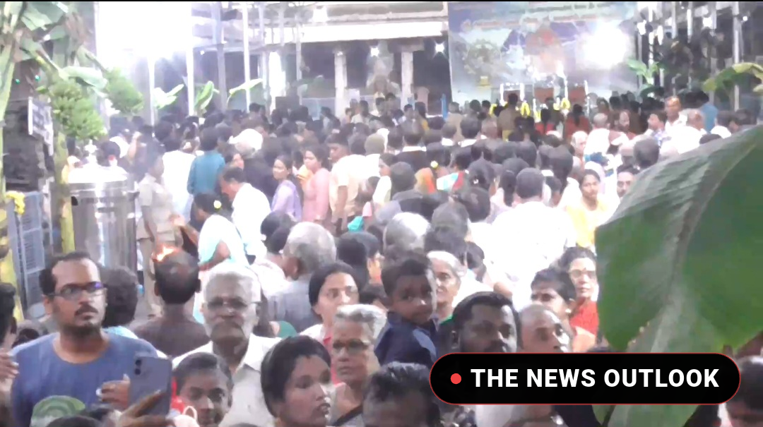 ஜலகண்டேஸ்வரர் கோவிலில் அரை டன் அரிசியில் அன்னாபிஷேகம்: ஆயிரக்கணக்கான பக்தர்கள் தரிசனம்! - 4