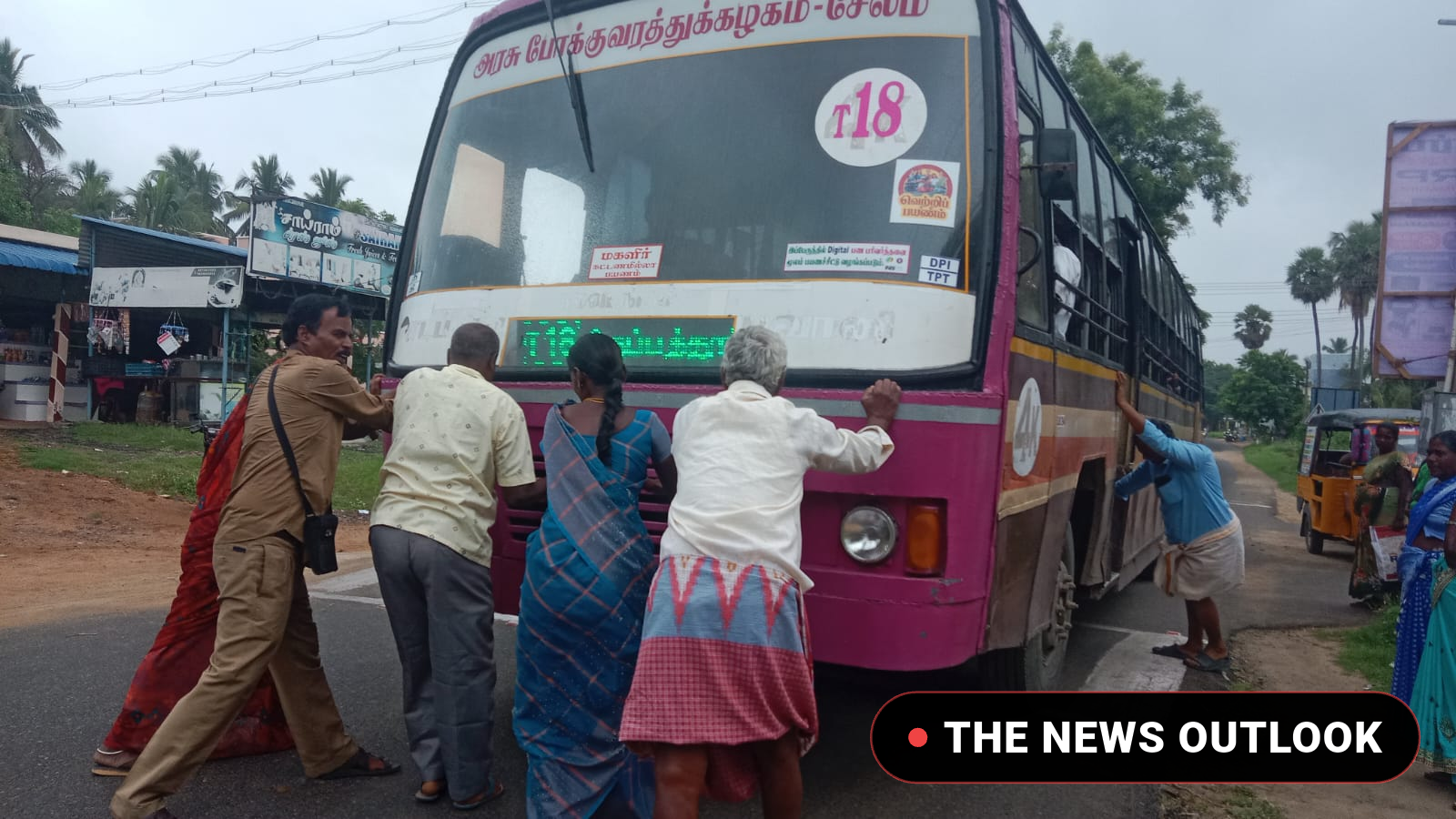 என்ஜின் பழுது! நடுரோட்டில் அரசு பேருந்தைத் தள்ளிய பயணிகள் - வைரல் வீடியோ காட்சி! - 2