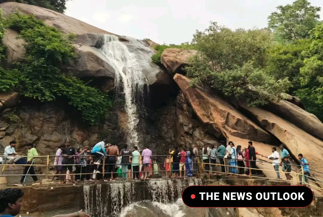 ஜலகாம்பாறை நீர்வீழ்ச்சியில் ஆர்ப்பரித்துக் கொட்டும் தண்ணீர் - சுற்றுலாப் பயணிகள் உற்சாகம்! - 1