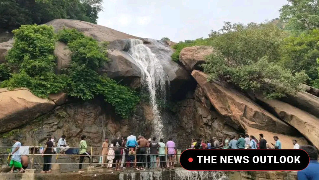 ஜலகாம்பாறை நீர்வீழ்ச்சியில் ஆர்ப்பரித்துக் கொட்டும் தண்ணீர் - சுற்றுலாப் பயணிகள் உற்சாகம்! - 3