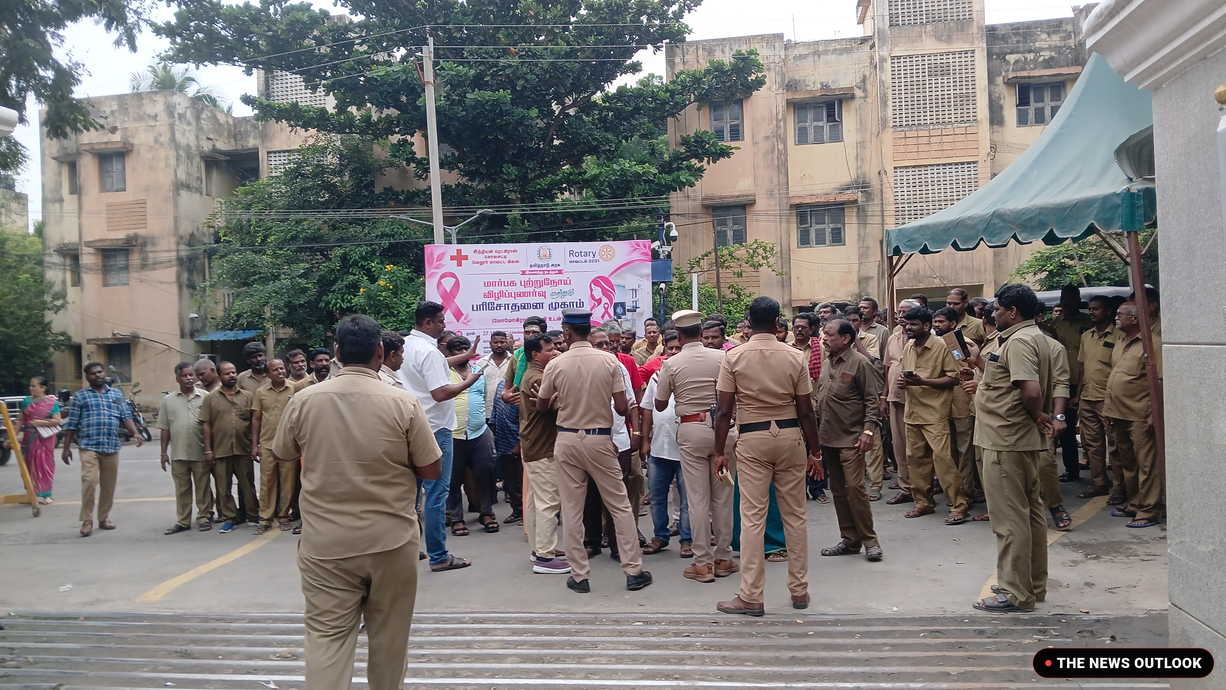 பைக் டாக்ஸி தடை கோரி வேலூரில் ஆட்டோ ஓட்டுநர்கள் போராட்டம்: போலீசாருடன் தள்ளுமுள்ளு!