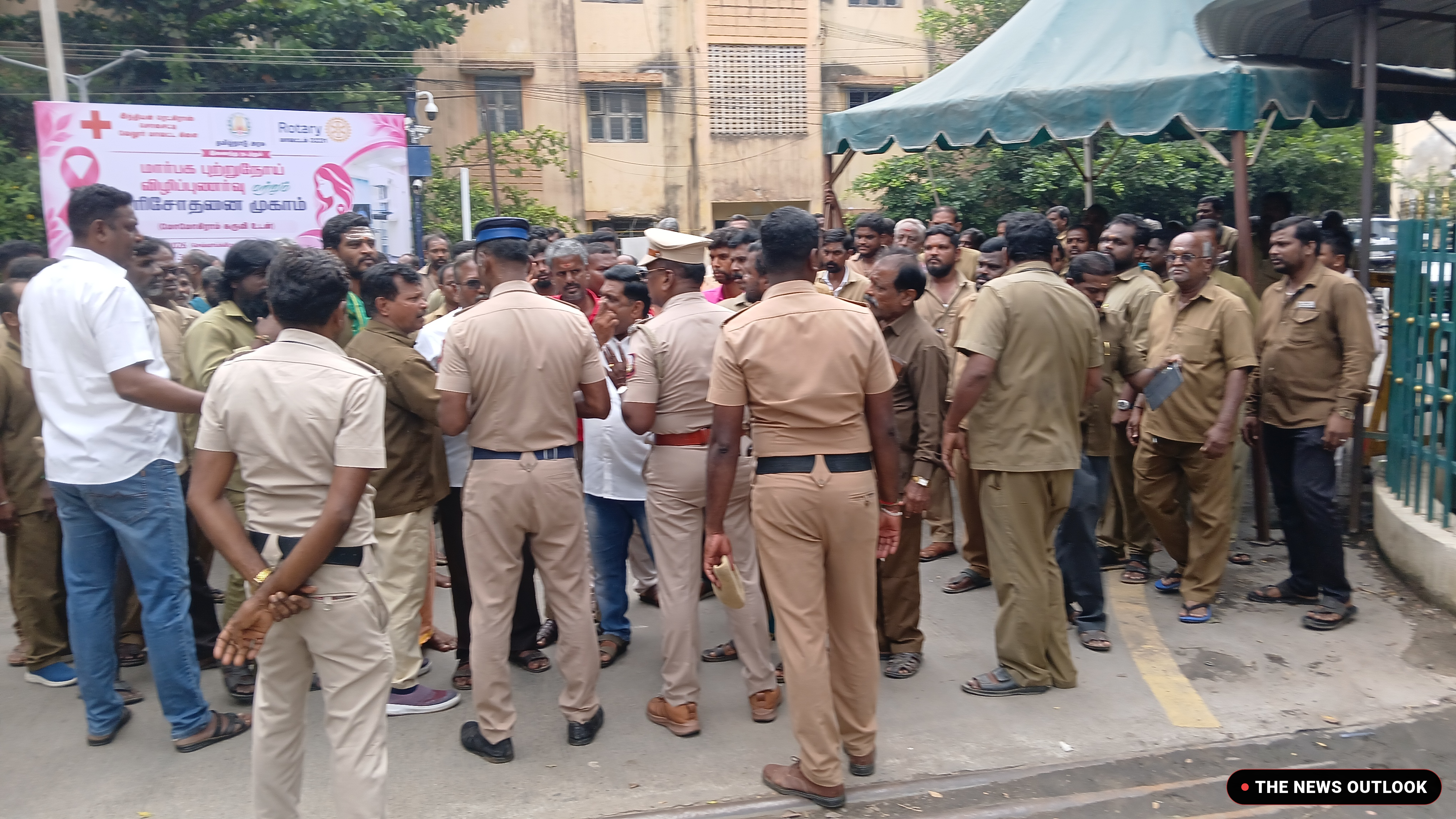 பைக் டாக்ஸி தடை கோரி வேலூரில் ஆட்டோ ஓட்டுநர்கள் போராட்டம்: போலீசாருடன் தள்ளுமுள்ளு! - 2