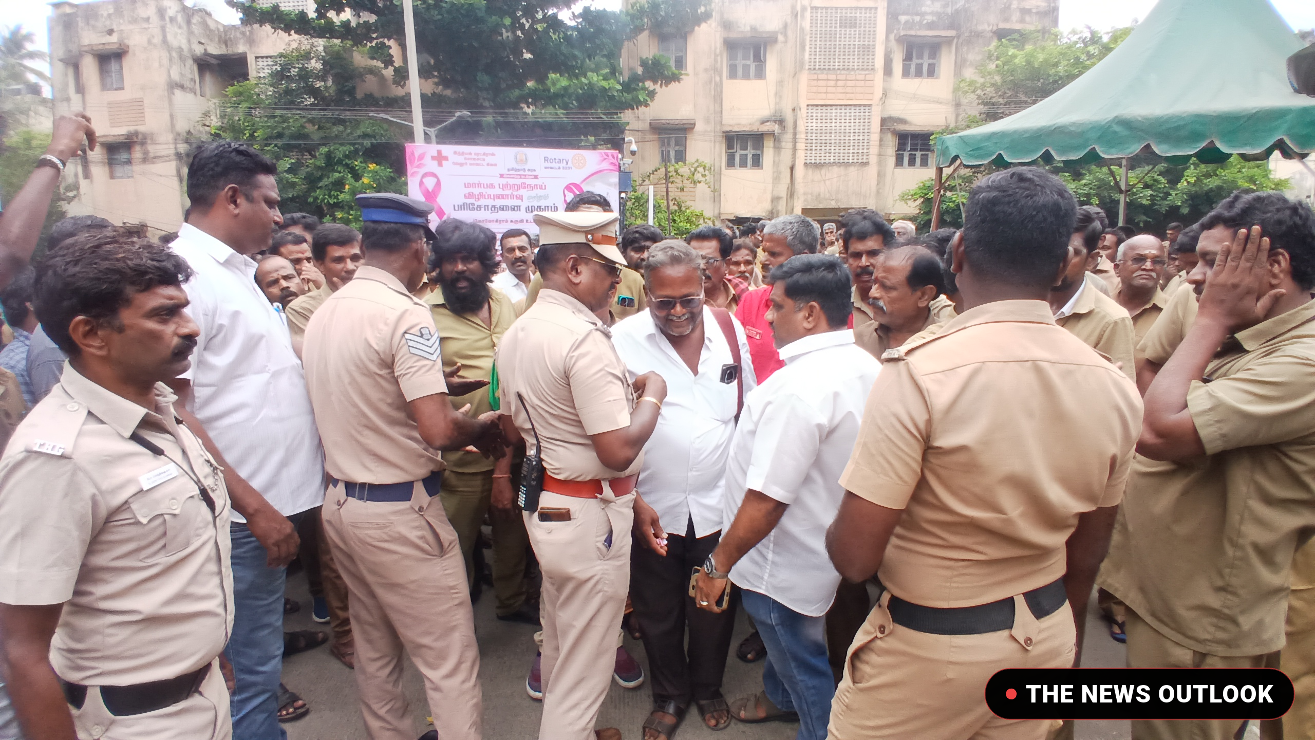 பைக் டாக்ஸி தடை கோரி வேலூரில் ஆட்டோ ஓட்டுநர்கள் போராட்டம்: போலீசாருடன் தள்ளுமுள்ளு! - 3