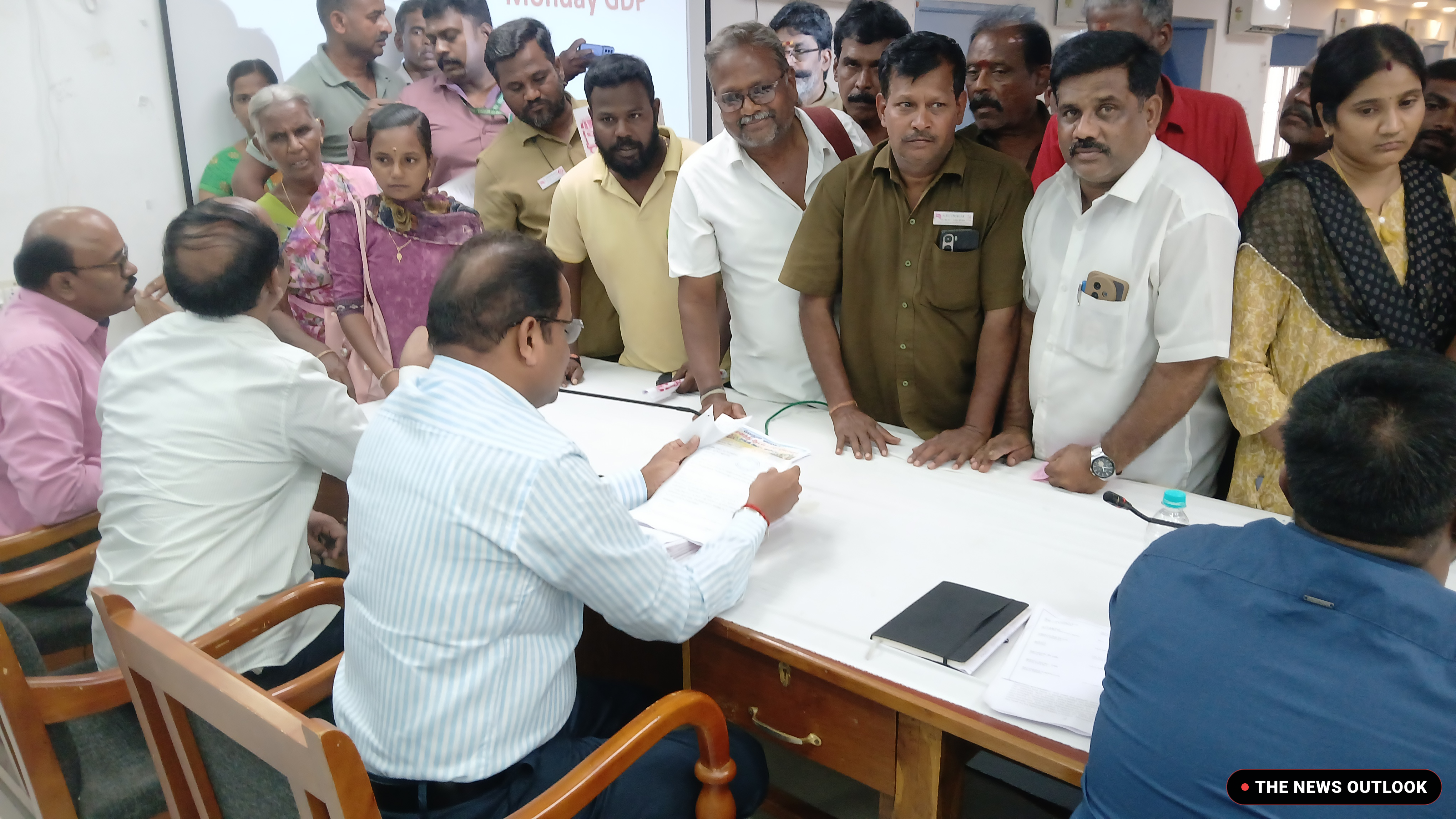 பைக் டாக்ஸி தடை கோரி வேலூரில் ஆட்டோ ஓட்டுநர்கள் போராட்டம்: போலீசாருடன் தள்ளுமுள்ளு! - 4