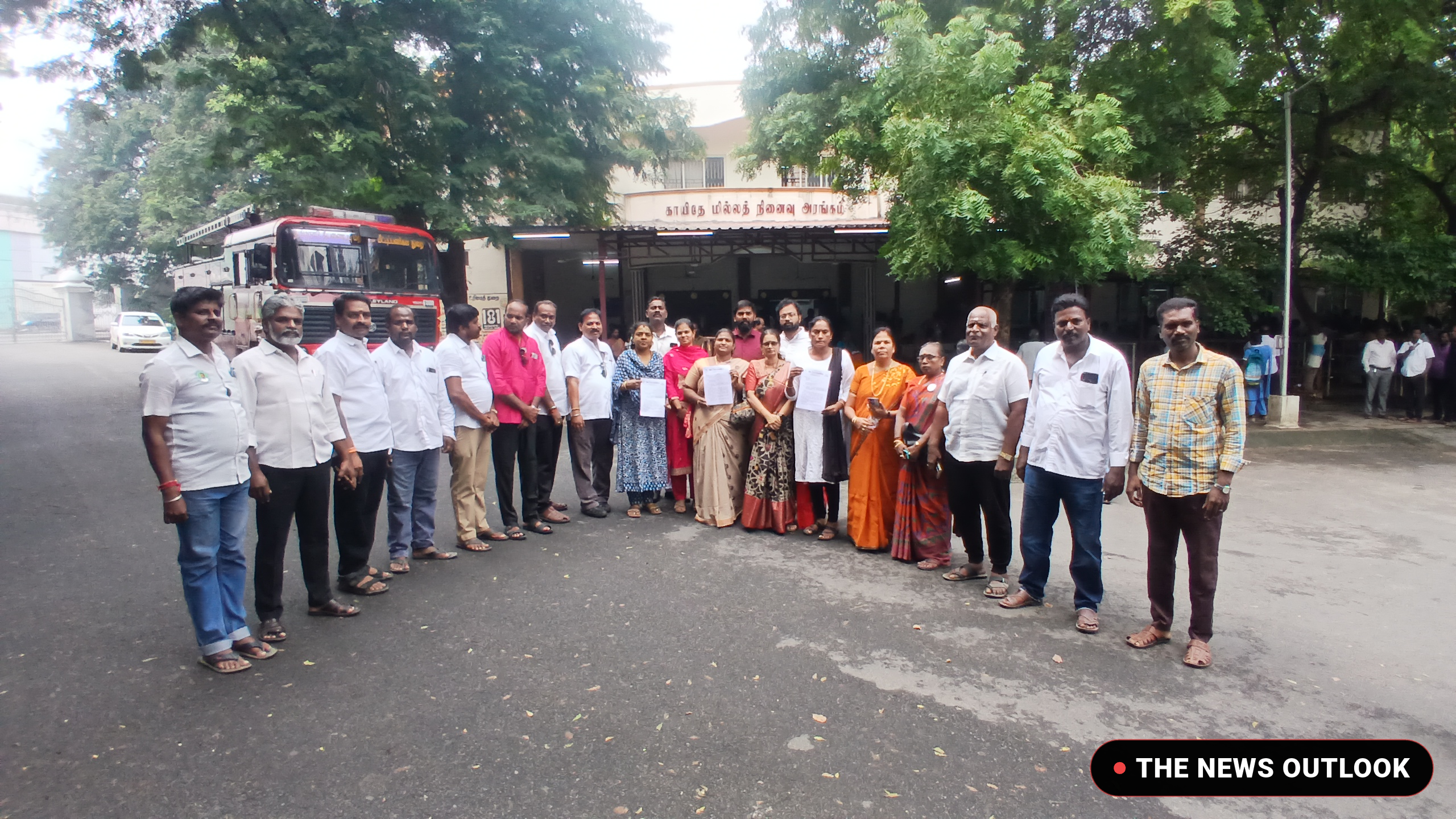 மாணவர்களின் எதிர்காலத்தைக் காக்க வேலூர் ஆட்சியரிடம் குவிந்த இளைஞர்கள்! - 2