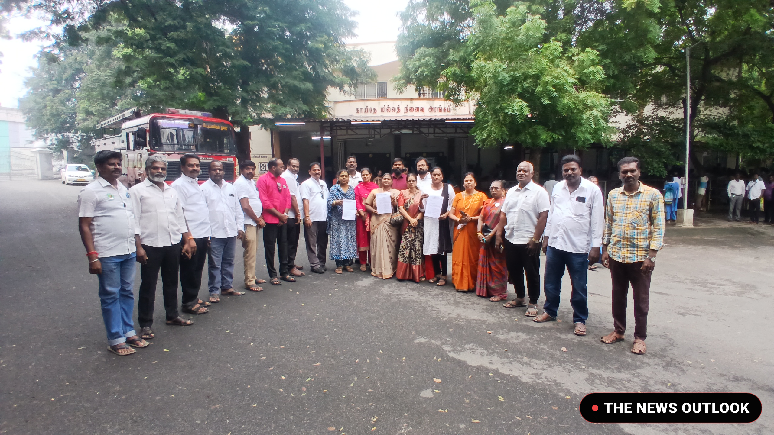 மாணவர்களின் எதிர்காலத்தைக் காக்க வேலூர் ஆட்சியரிடம் குவிந்த இளைஞர்கள்! - 5