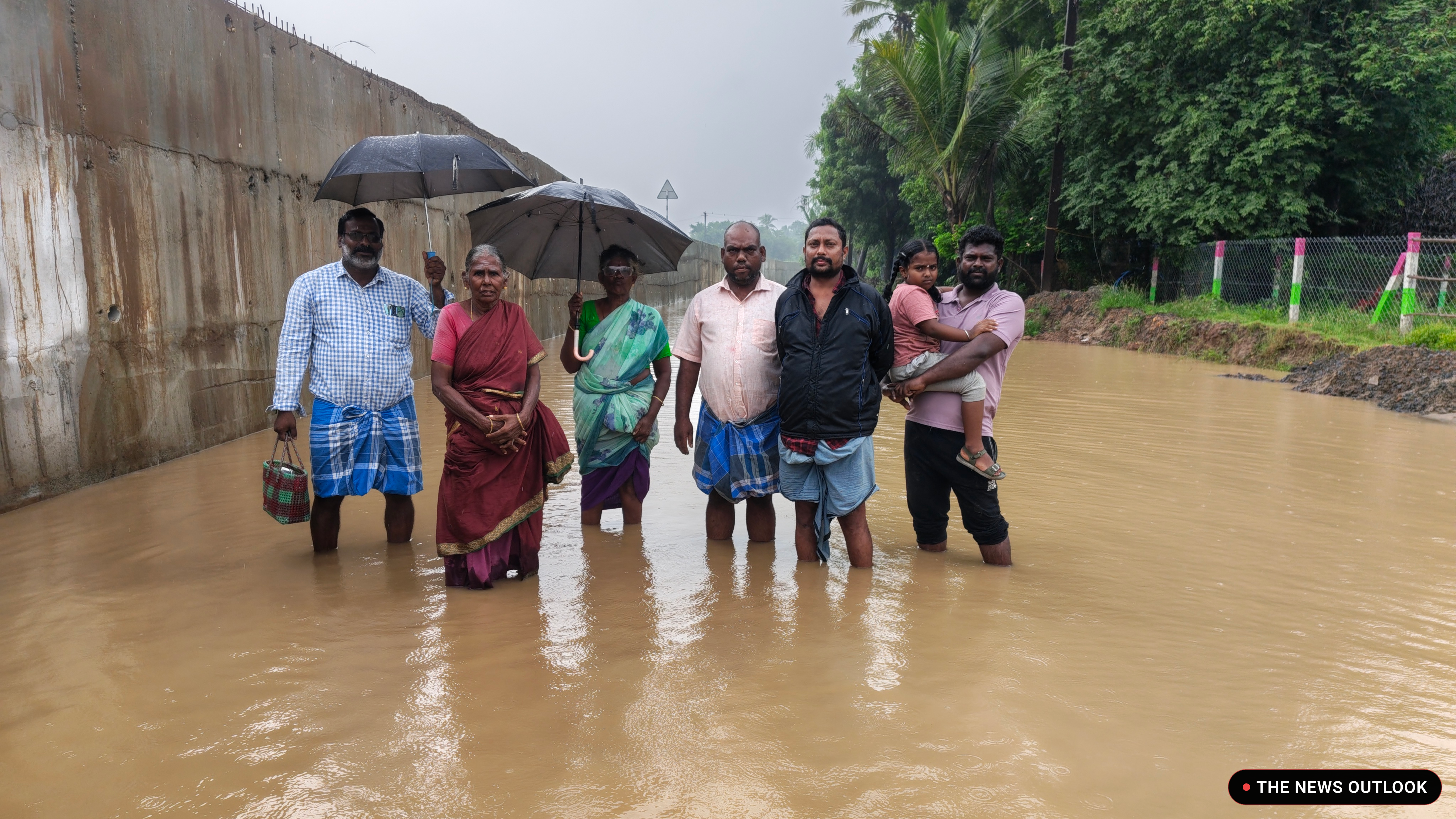 சர்வீஸ் சாலையில் தேங்கிய மழைநீர்: 20 குடும்பங்கள் அவதி - 2