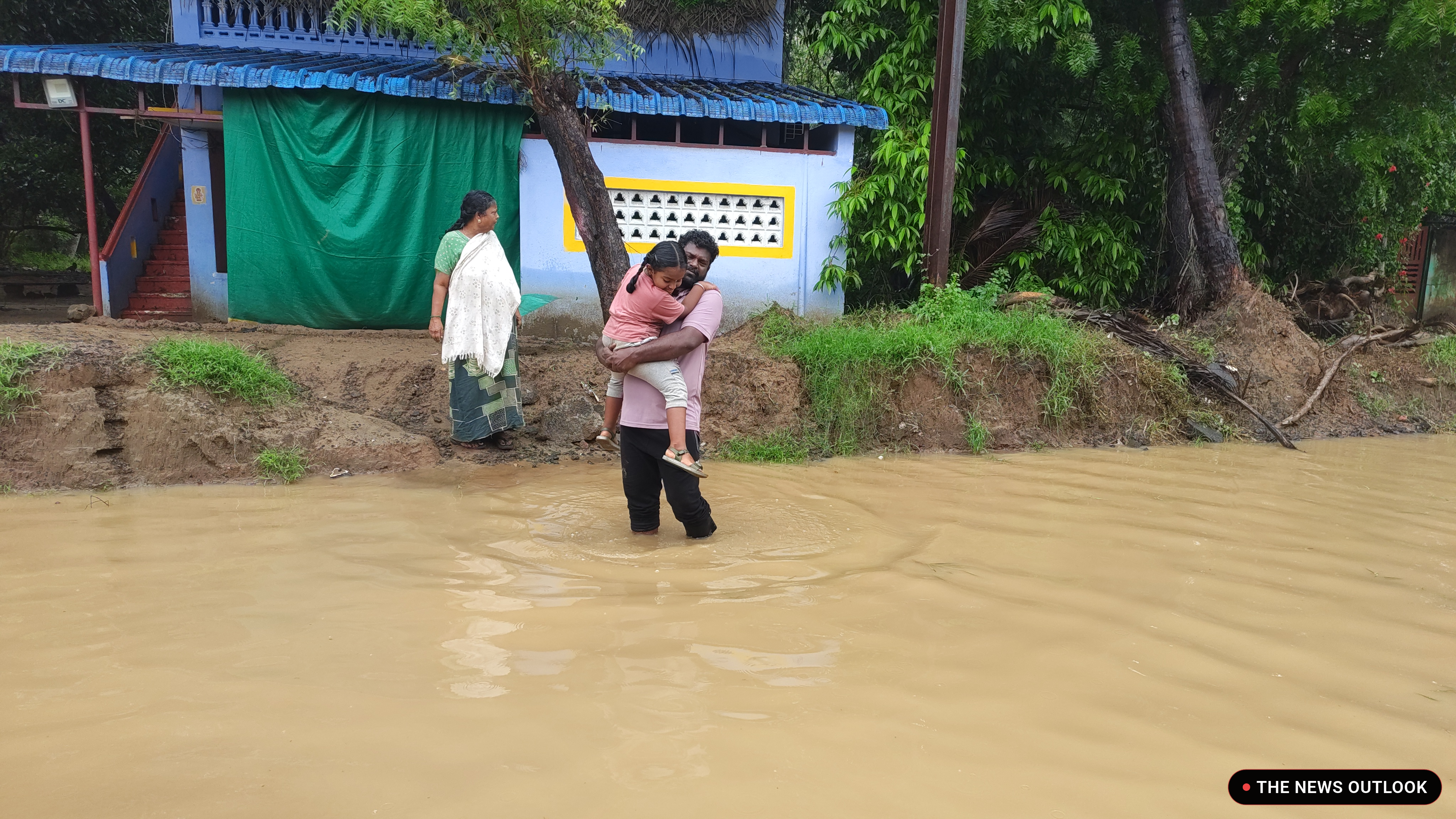 சர்வீஸ் சாலையில் தேங்கிய மழைநீர்: 20 குடும்பங்கள் அவதி