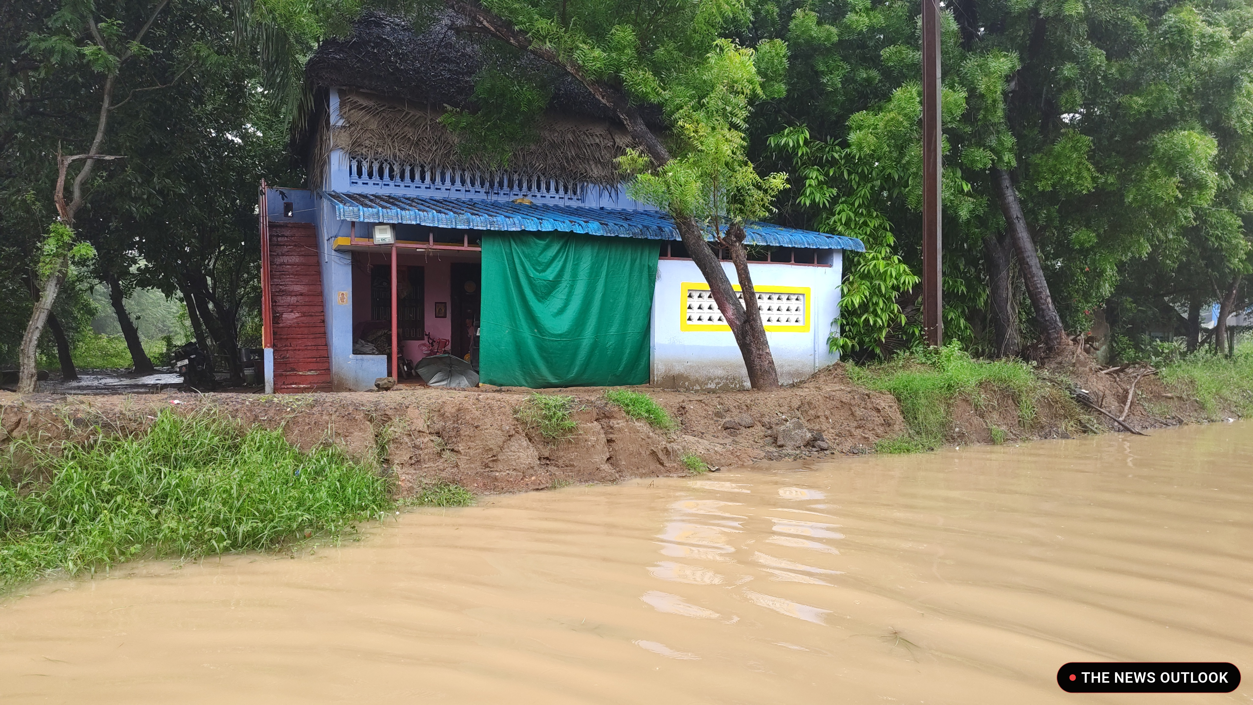 சர்வீஸ் சாலையில் தேங்கிய மழைநீர்: 20 குடும்பங்கள் அவதி - 3
