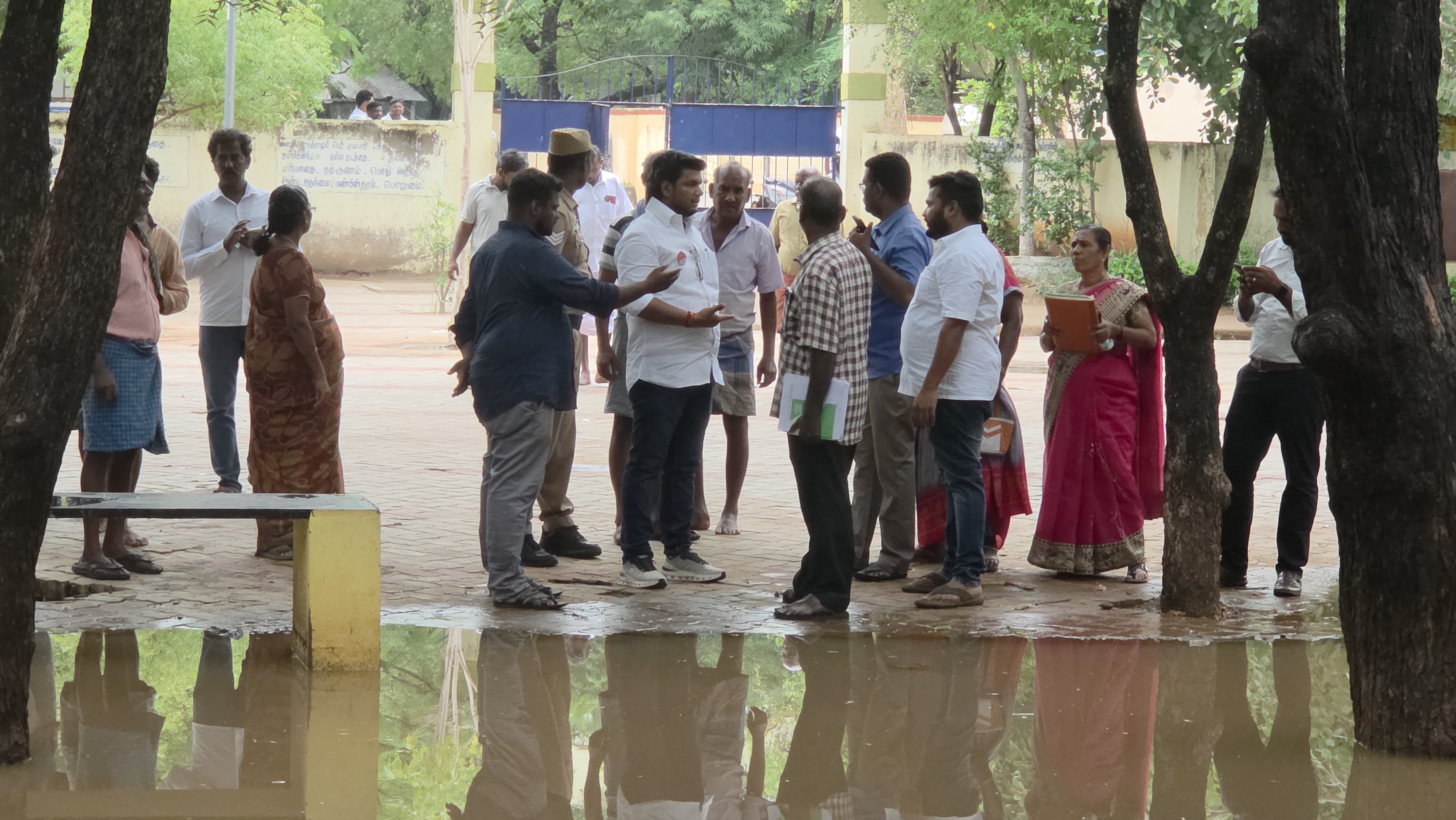 பள்ளியில் தேங்கிய மழைநீர்: எம்எல்ஏ நேரில் ஆய்வு!