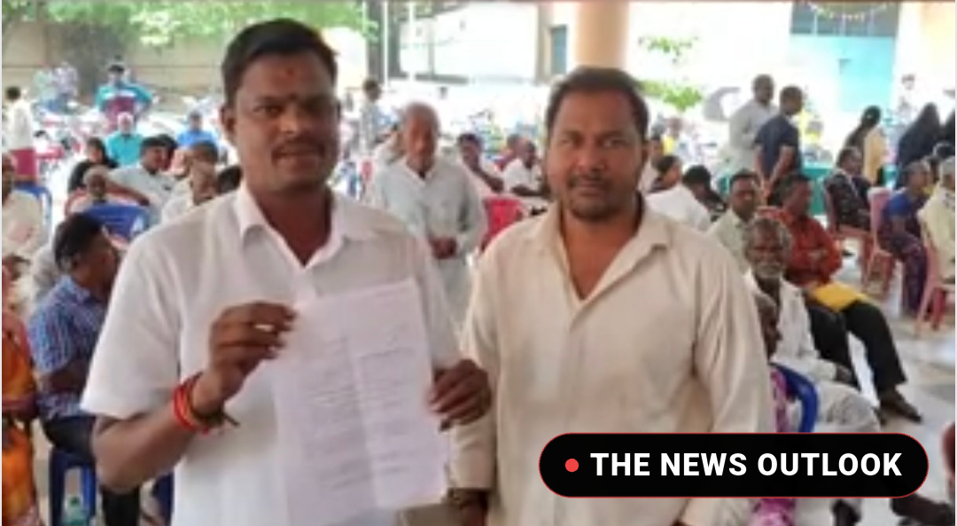 அரசு குளத்தை ஆக்கிரமிக்க முயற்சி: ஆட்சியர் அலுவலகத்தில் கிராம மக்கள் மனு - 2