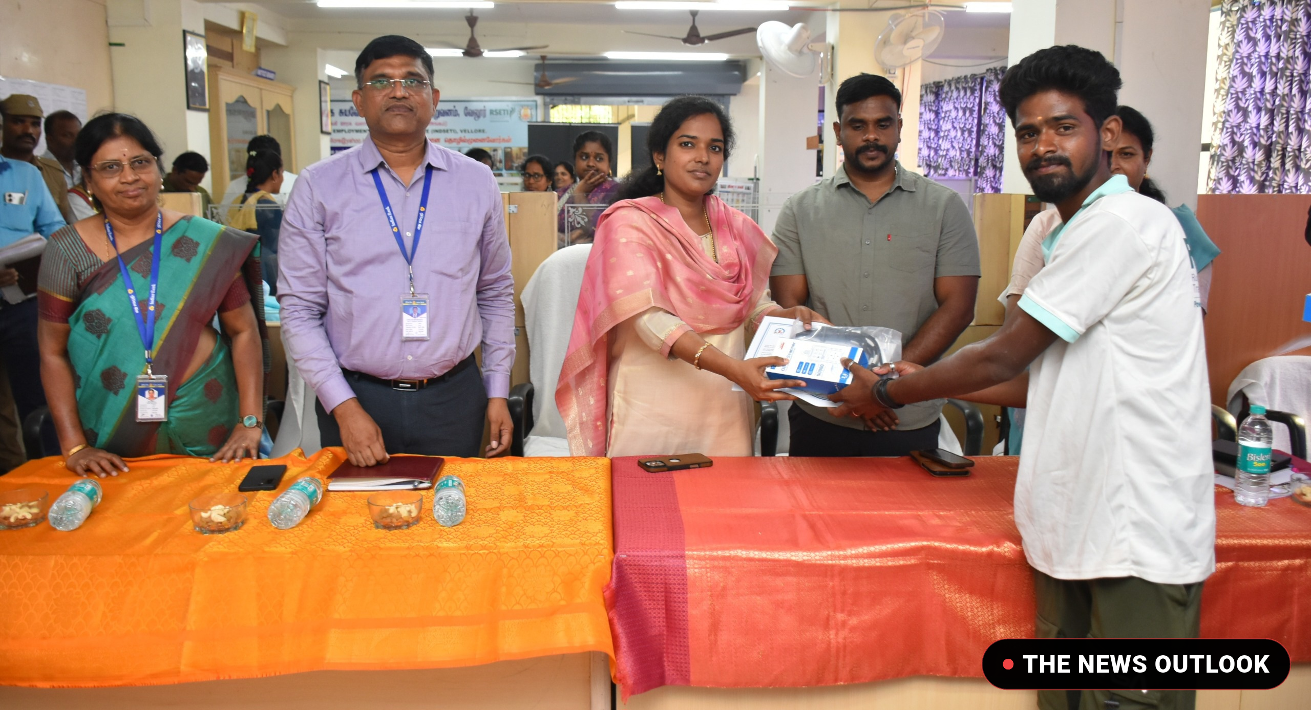 சுய வேலைவாய்ப்பு பயிற்சி நிறைவு: வேலூரில் 70 பேருக்கு இலவச உபகரணங்கள் வழங்கிய மாவட்ட ஆட்சியர்! - 1