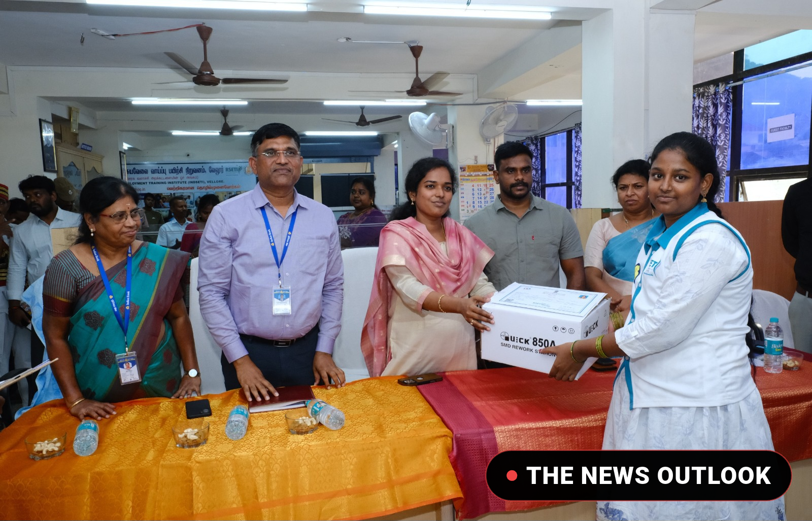 சுய வேலைவாய்ப்பு பயிற்சி நிறைவு: வேலூரில் 70 பேருக்கு இலவச உபகரணங்கள் வழங்கிய மாவட்ட ஆட்சியர்! - 2