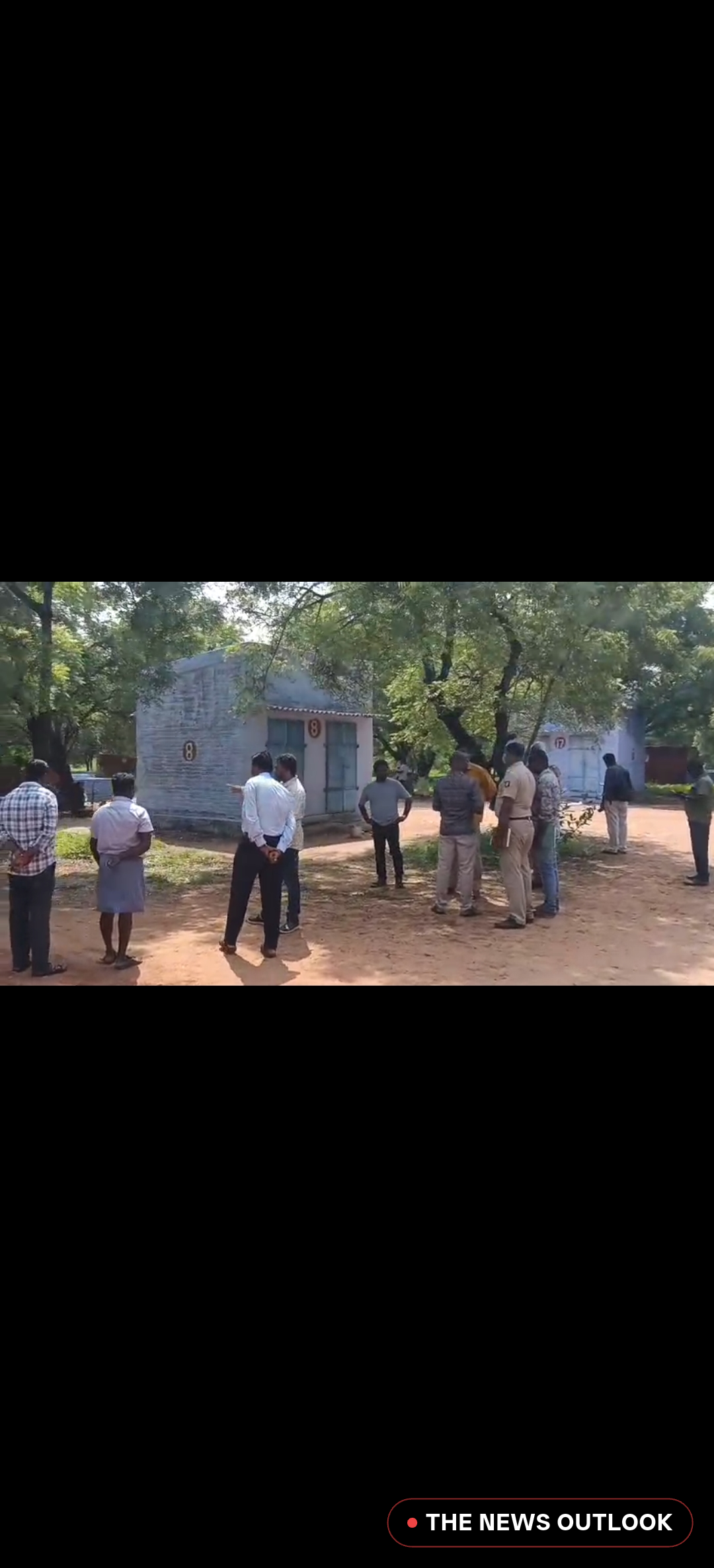 பட்டாசு ஆலையில் வெடிவிபத்து: தொழிலாளர்கள் உயிர் தப்பினர் - 1