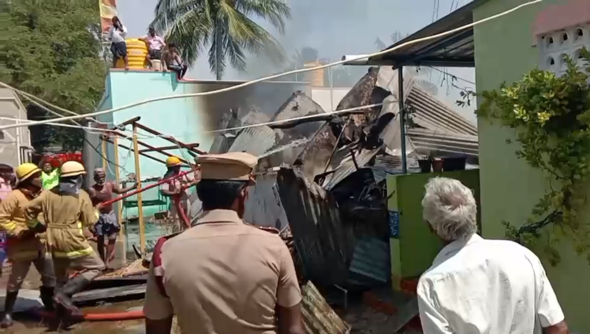 திருப்பத்தூர் அருகே மின்கசிவால் குடிசை வீடு தீயிட்டு எரிந்து நாசம்!