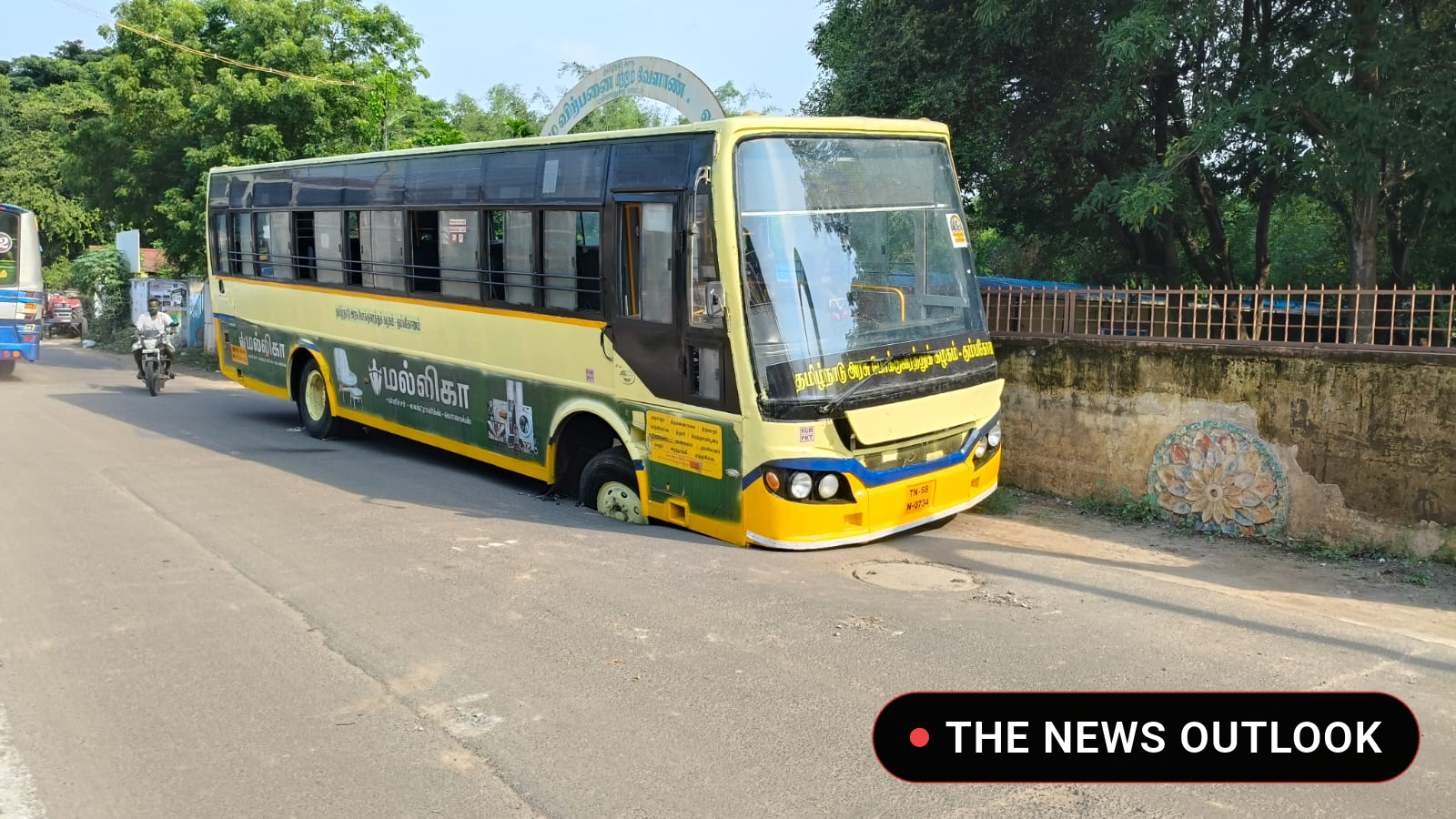 அதிர்ஷ்டவசமாக தப்பிய பயணிகள்: ஆய்வுக்கு வந்த அரசு பேருந்து பாதாள சாக்கடையில் சிக்கிய சோகம்! - 2