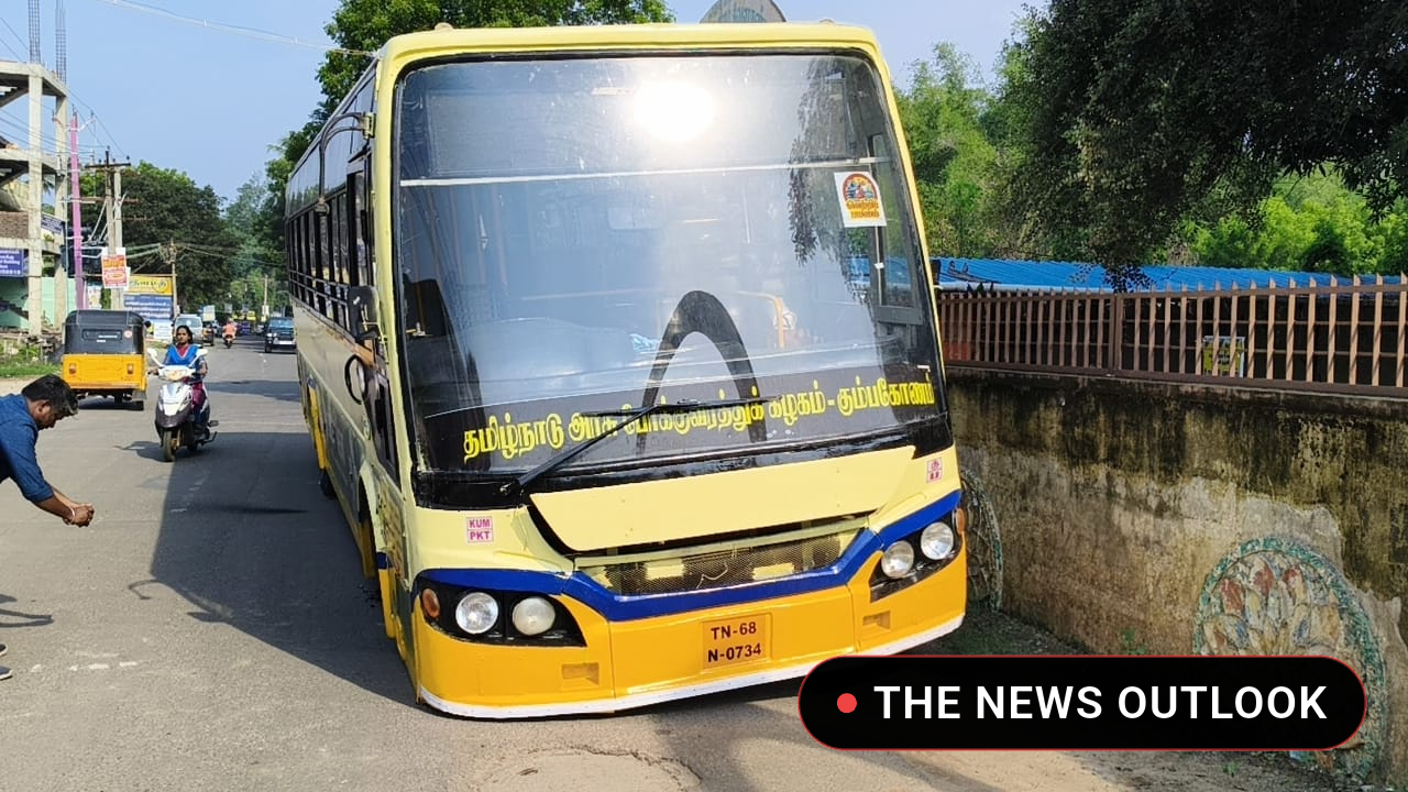 அதிர்ஷ்டவசமாக தப்பிய பயணிகள்: ஆய்வுக்கு வந்த அரசு பேருந்து பாதாள சாக்கடையில் சிக்கிய சோகம்! - 3