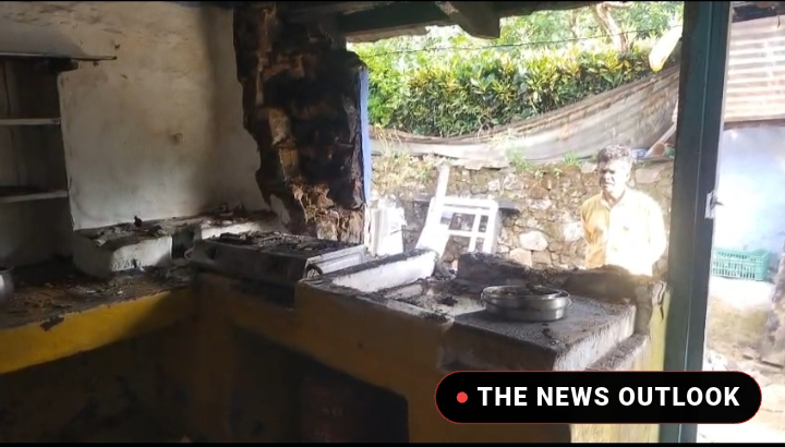 வால்பாறையில் வீட்டை இடித்த காட்டு யானைகள் - 2