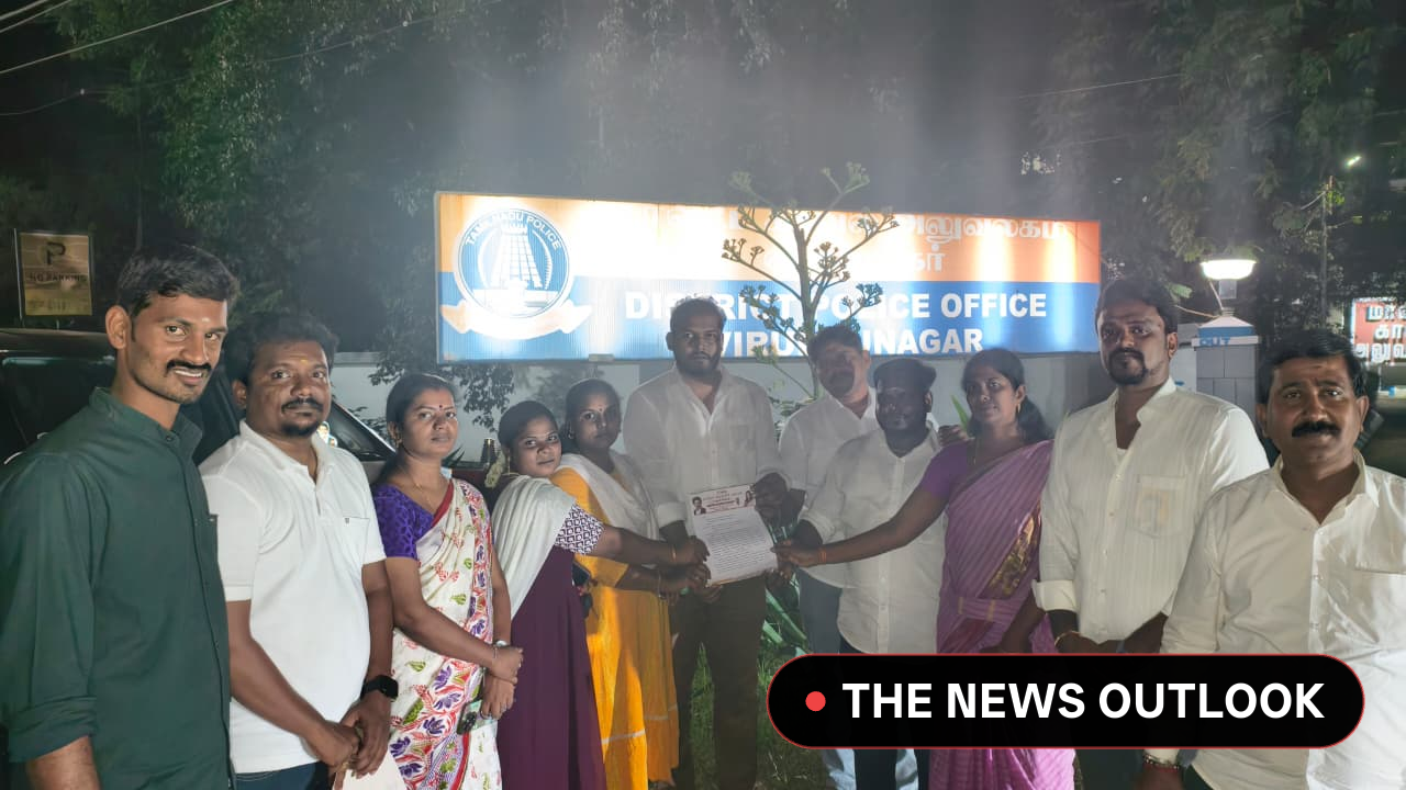 விருதுநகர் மேற்கு மாவட்ட தவெக இணைச் செயலாளர் ராஜ விக்னேஷ், தொழில்துறை அமைச்சர் S. கீர்த்தனா குறித்து அவதூறு பரப்பியதாக 'Reflect Voice' யூடியூப் சேனல் மீது காவல் துறையில் புகார் அளித்துள்ளார். சிவகாசியில் அமைச்சர் ரூ.10 கோடிக்கு வீடு வாங்கியதாக வெளியிடப்பட்ட தகவல் முற்றிலும் ஆதாரமற்றது என்றும், அந்த இடம் வேறு ஒருவருக்கு சொந்தமானது என்றும் புகாரில் தெரிவிக்கப்பட்டுள்ளது.