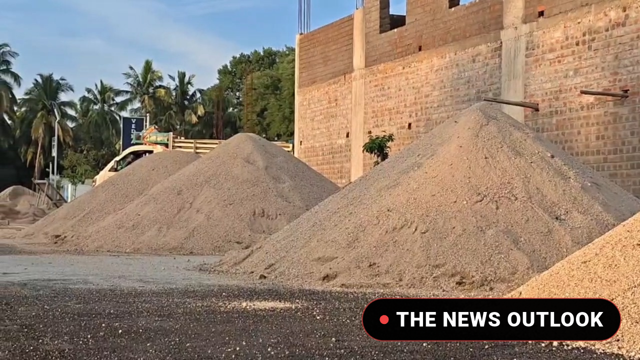 ஆம்பூர் அருகே 100 யூனிட் ஆற்று மணல் பறிமுதல்: வட்டாட்சியர் அதிரடி உத்தரவு - 3