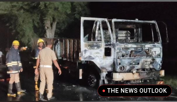 கரூர்: சிமெண்ட் லாரி தீப்பிடித்து எரிந்தது - ஓட்டுநர் உயிர் தப்பினார்