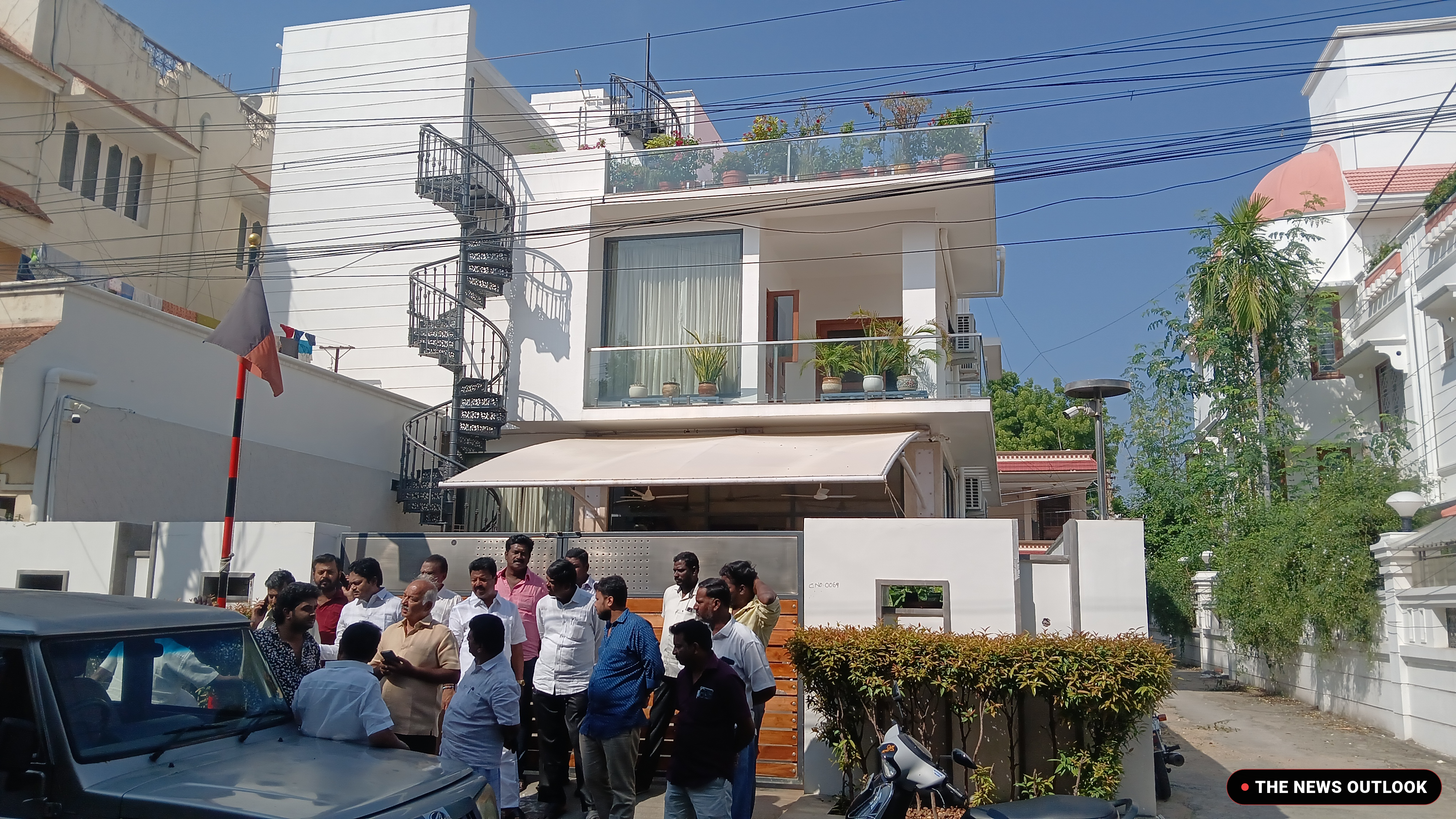 வேலூர்: திமுக முன்னாள் எம்.எல்.ஏ வீட்டில் லஞ்ச ஒழிப்புத் துறை சோதனை - 2