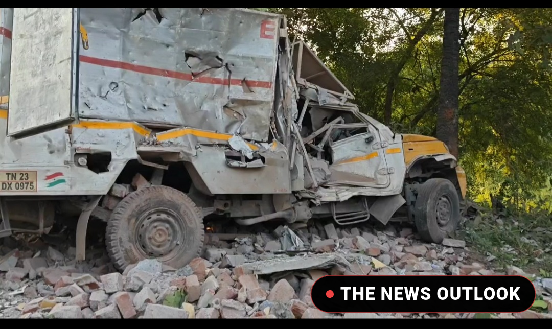 வேலூர்: வெடிமருந்து கிடங்கு வெடித்து கட்டிடம் தரைமட்டம் - 4