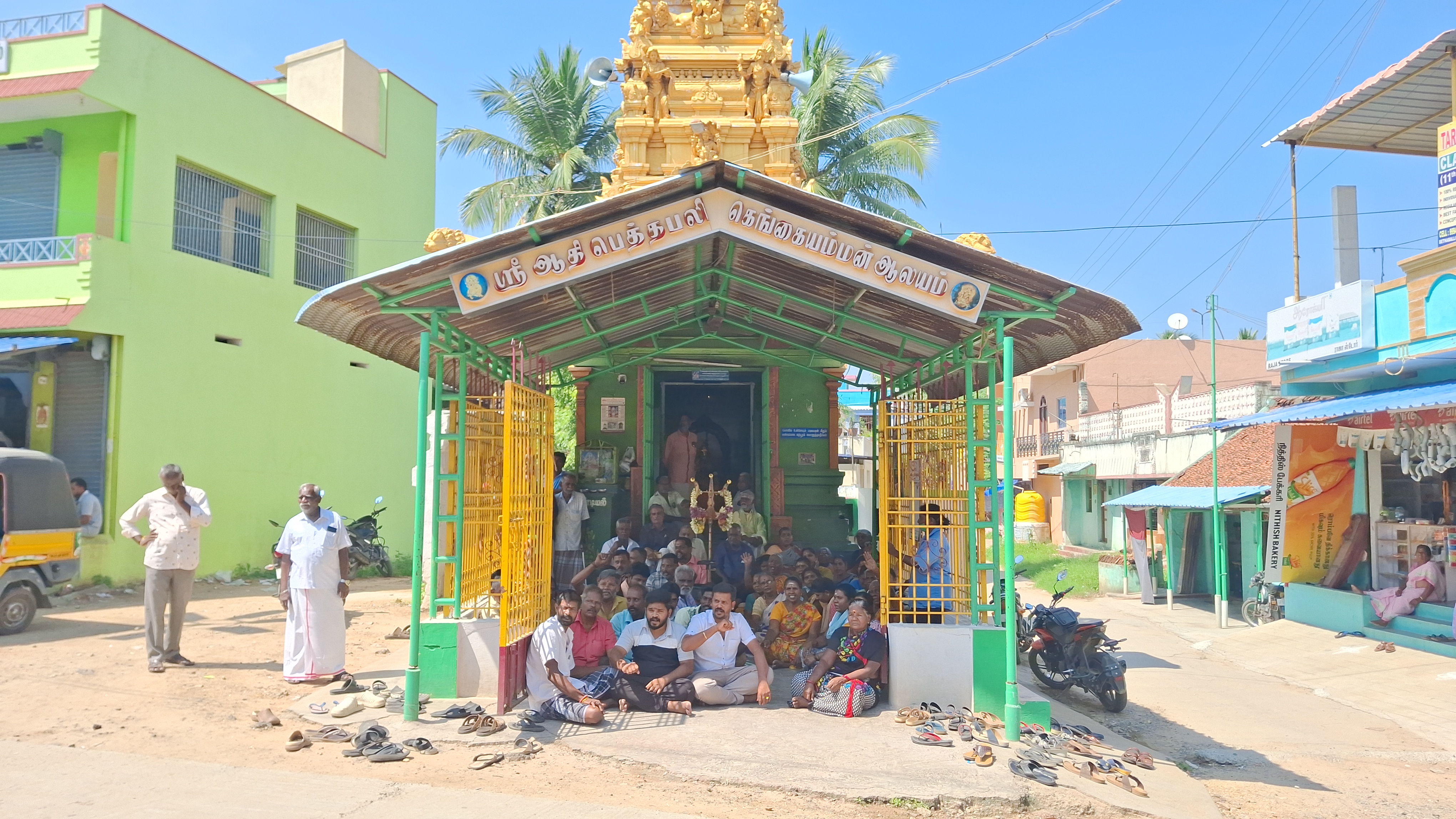 ஆம்பூர் அருகே கோவிலில் அமர்ந்து பொதுமக்கள் தர்ணா போராட்டம்
