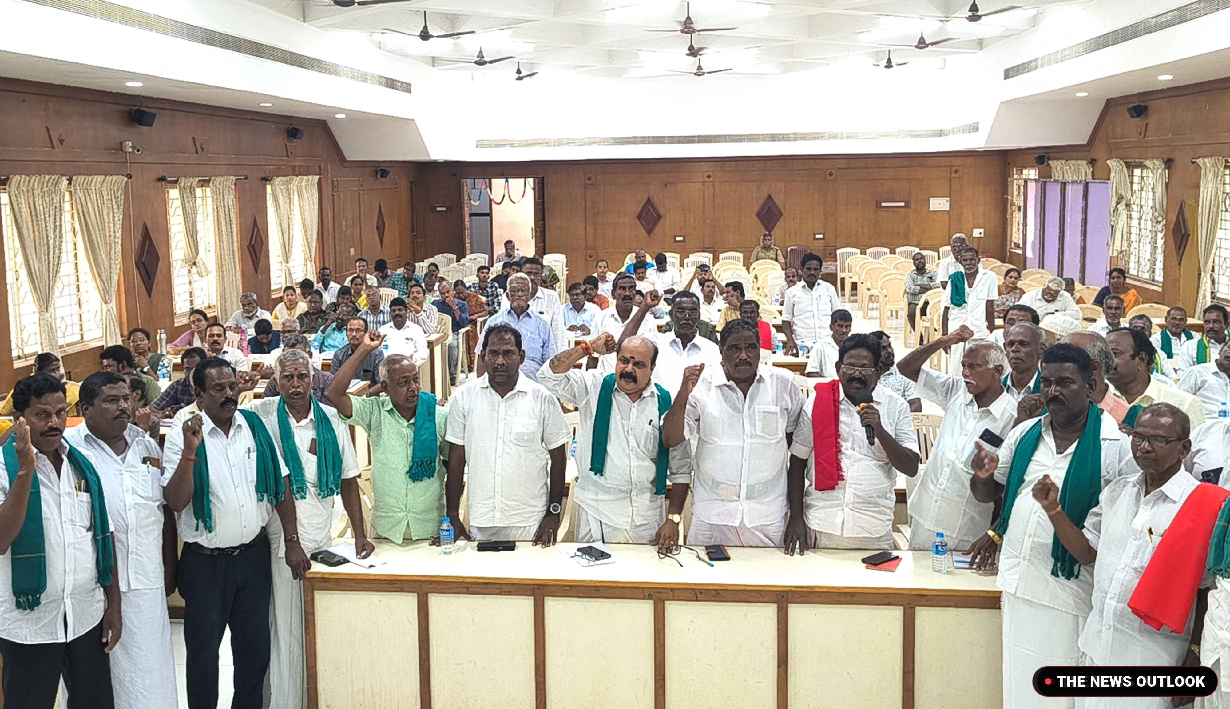 டெல்டா மாவட்டங்களை வறட்சி மாவட்டமாக அறிவிக்க கோரி திருவாரூர் மாவட்ட ஆட்சியர் முன்பு விவசாயிகள் திடீர் ஆர்ப்பாட்டத்தில் ஈடுபட்டனர்.
