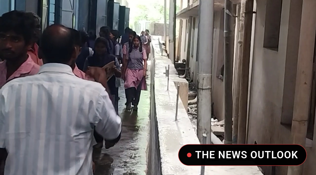 சீர்காழி பள்ளி அருகில் குப்பைகளால் டெங்கு அபாயம் - 2