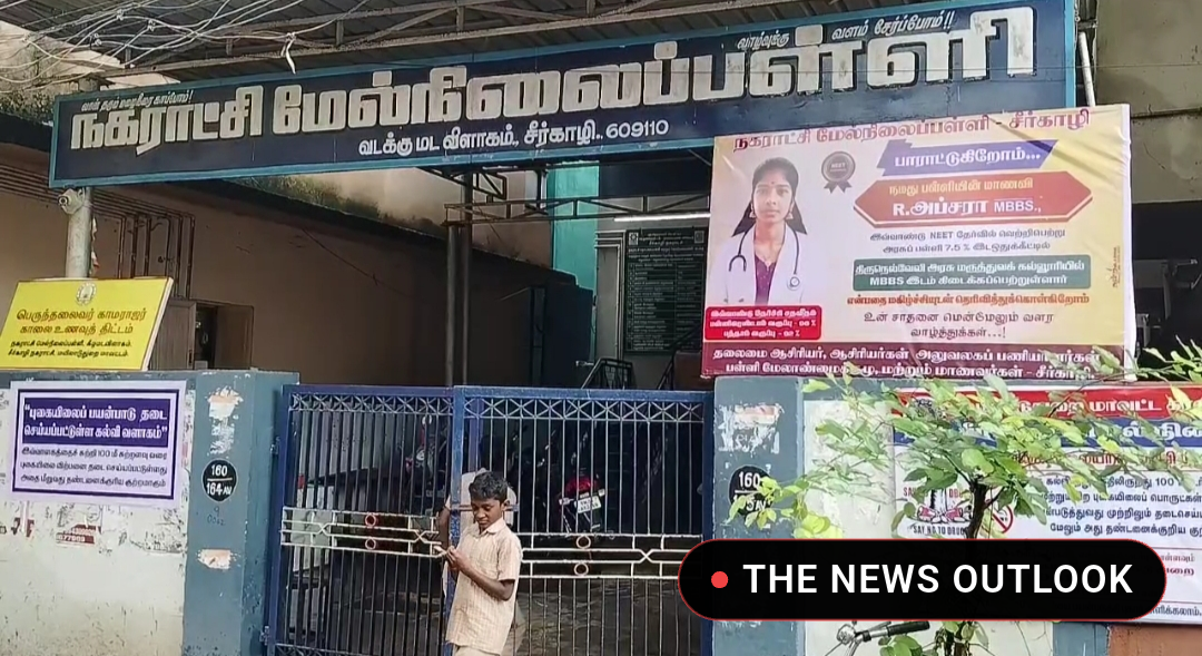 சீர்காழி பள்ளி அருகில் குப்பைகளால் டெங்கு அபாயம் - 6