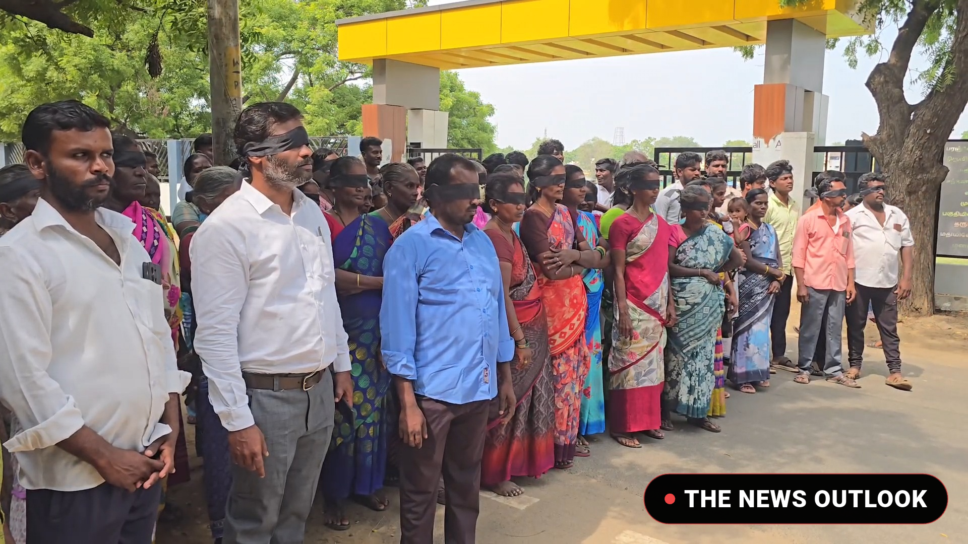 ஆட்சியர் அலுவலகம் முற்றுகை: கொக்கிரகுளம் சாலையில் பொதுமக்கள் மறியல் - 2