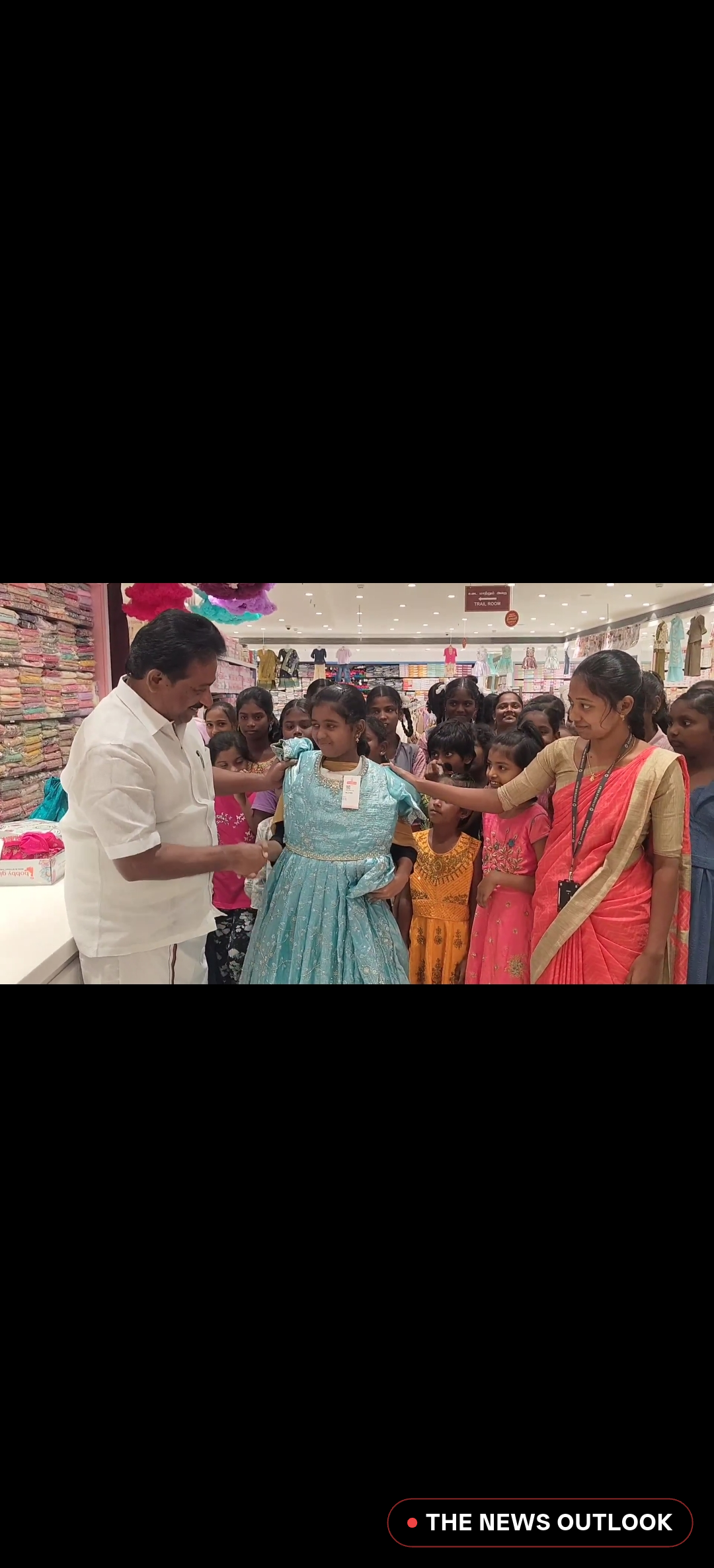 10-வது ஆண்டாக ஆதரவற்ற குழந்தைகளுக்கு தீபாவளி புத்தாடை வழங்கிய முன்னாள் எம்.எல்.ஏ தங்கபாண்டியன்? - 1