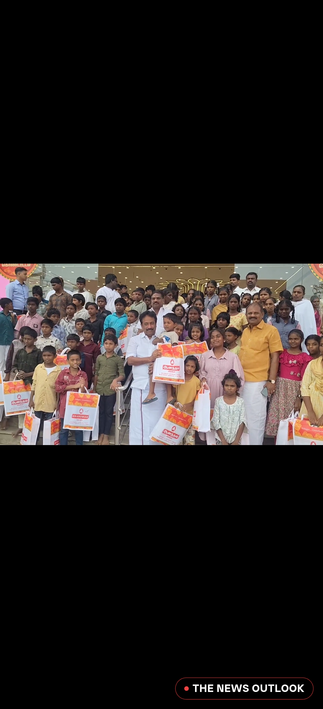 10-வது ஆண்டாக ஆதரவற்ற குழந்தைகளுக்கு தீபாவளி புத்தாடை வழங்கிய முன்னாள் எம்.எல்.ஏ தங்கபாண்டியன்? - 2