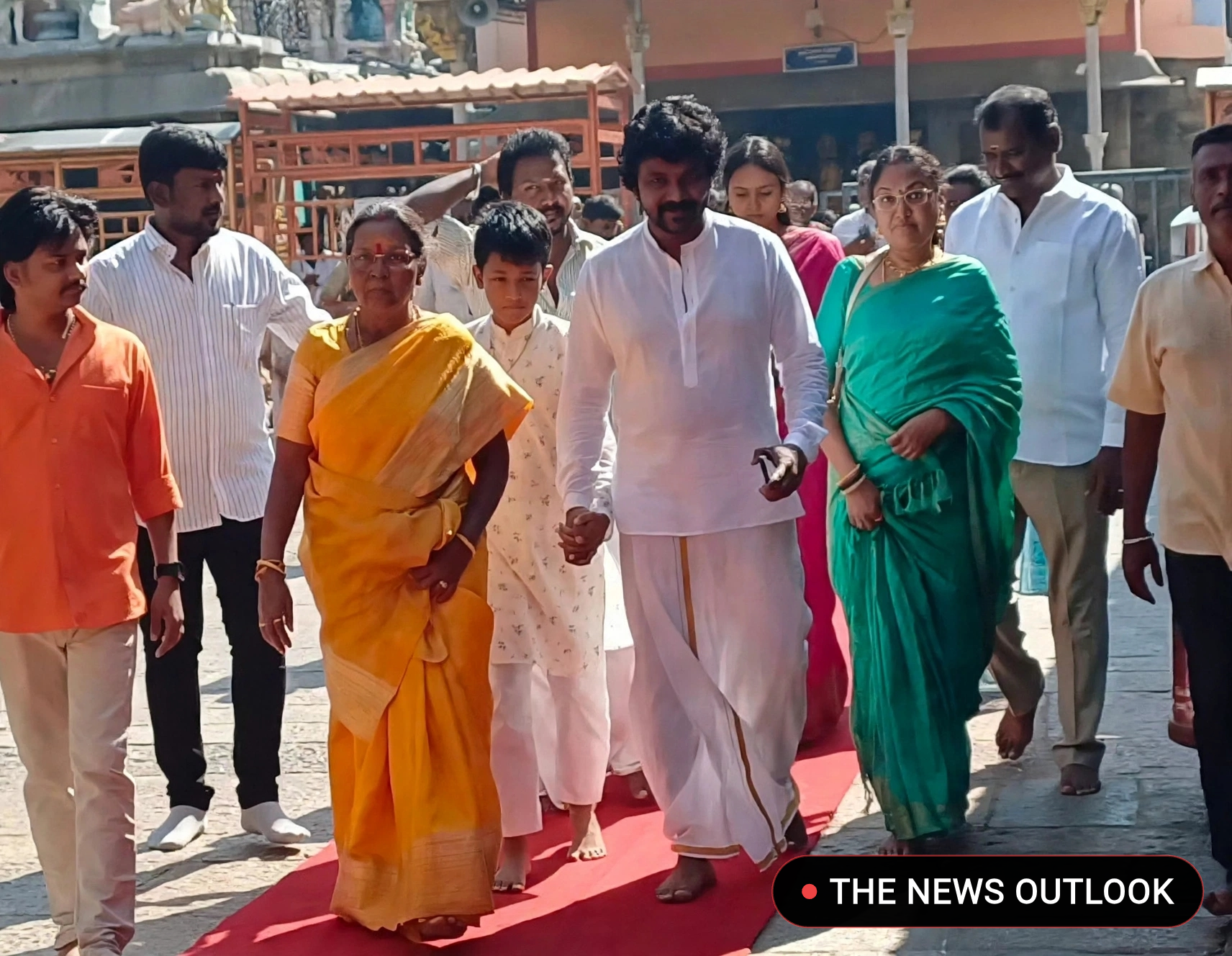 பிறந்தநாளை முன்னிட்டு திருவண்ணாமலை கோயிலில் சாமி தரிசனம் செய்த நடிகர் ராகவா லாரன்ஸ்!