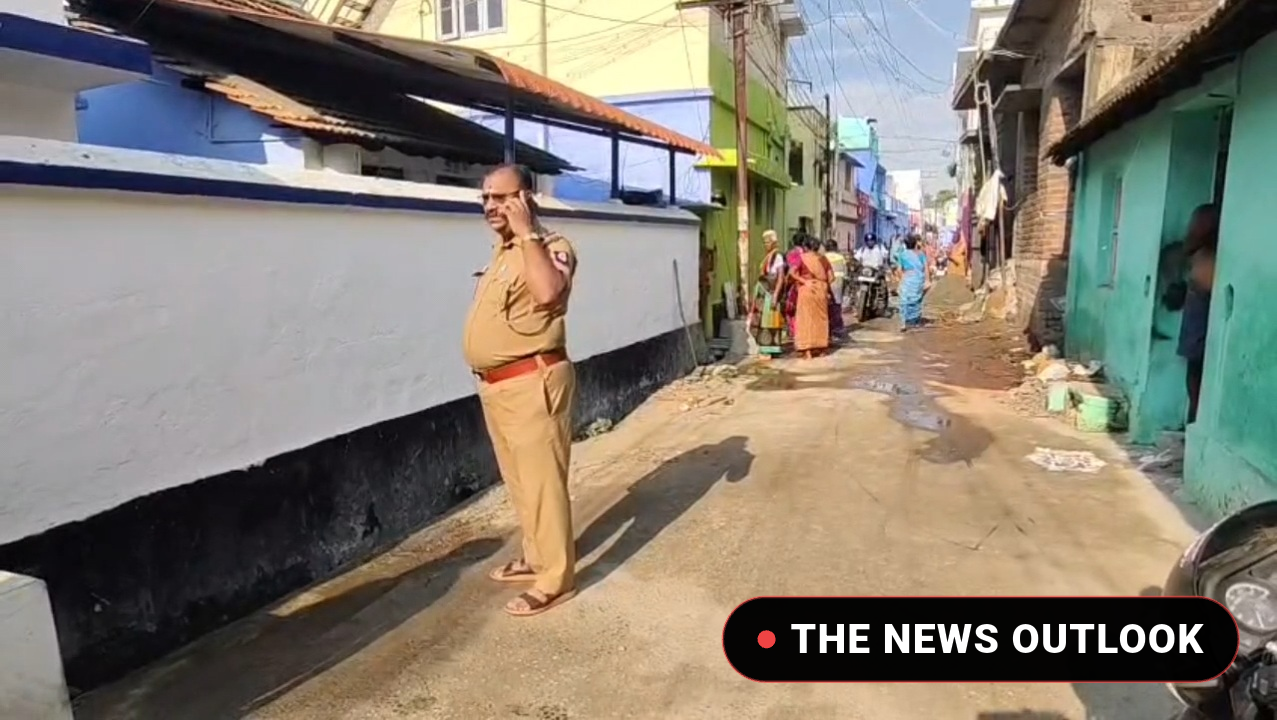 பிறந்த சில மணி நேரங்களில் பாதாள சாக்கடையில் வீசப்பட்ட பச்சிளம் குழந்தை: நெல்வேலியில் அதிர்ச்சி!