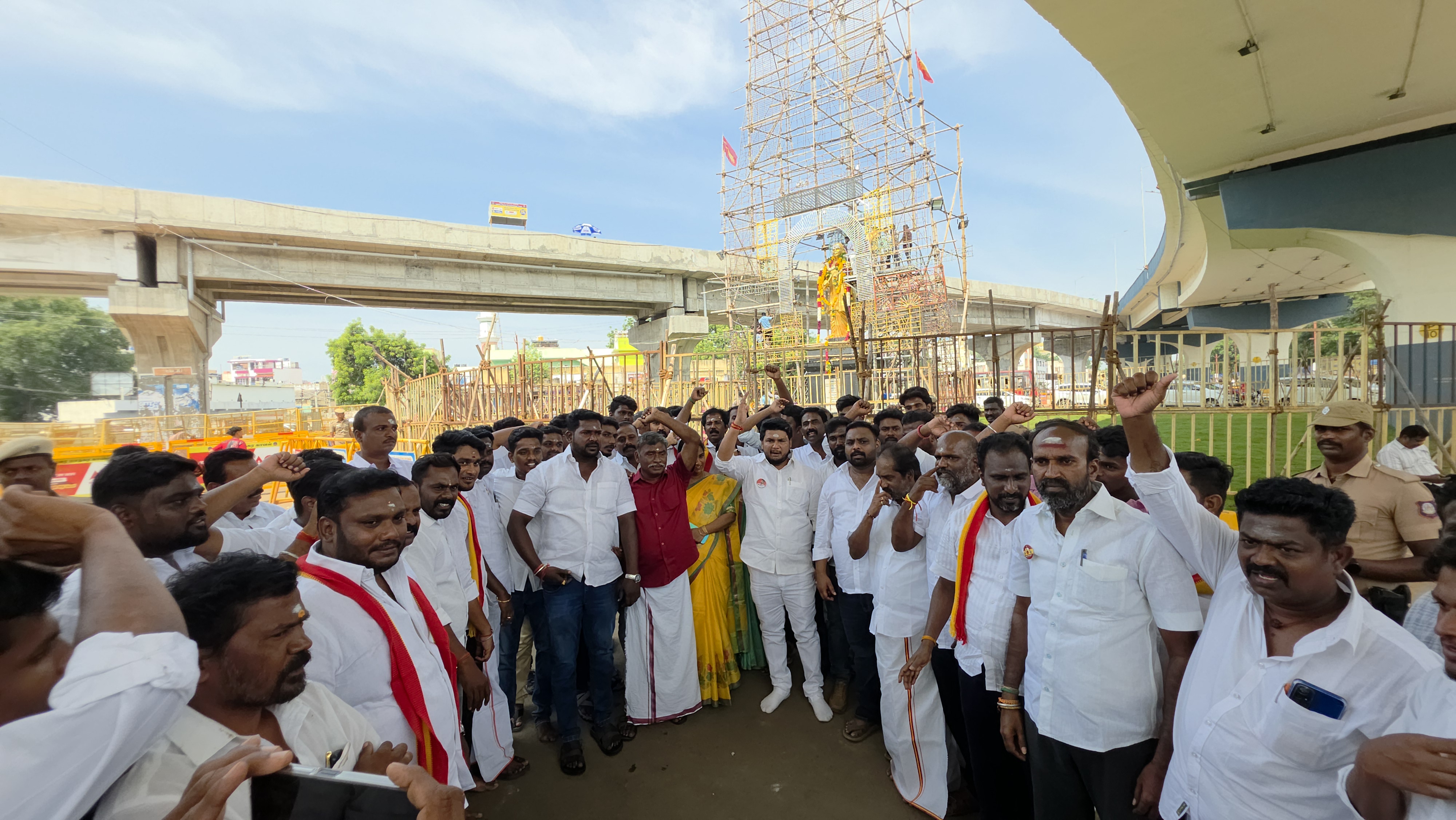 மதுரை கோரிப்பாளையம் தேவர் சிலைக்கு உசிலம்பட்டி எம்எல்ஏ மரியாதை!