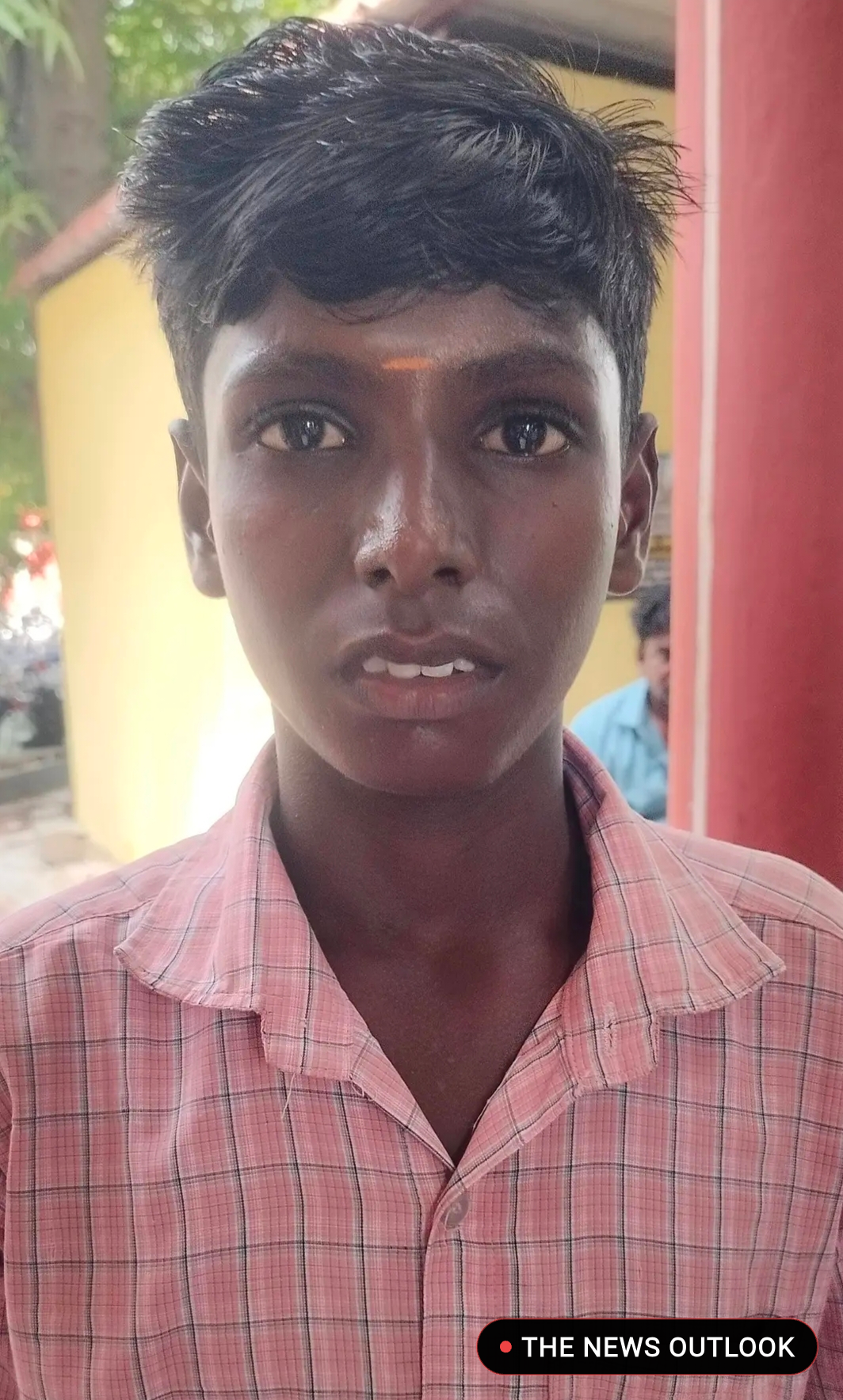 நேர்மைக்கு ஒரு எடுத்துக்காட்டு: சாலையில் கிடைத்த 2 பவுன் நகையை ஒப்படைத்த அரசுப் பள்ளி மாணவர்!