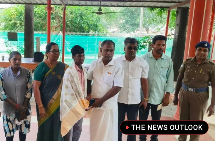 நேர்மைக்கு ஒரு எடுத்துக்காட்டு: சாலையில் கிடைத்த 2 பவுன் நகையை ஒப்படைத்த அரசுப் பள்ளி மாணவர்! - 2