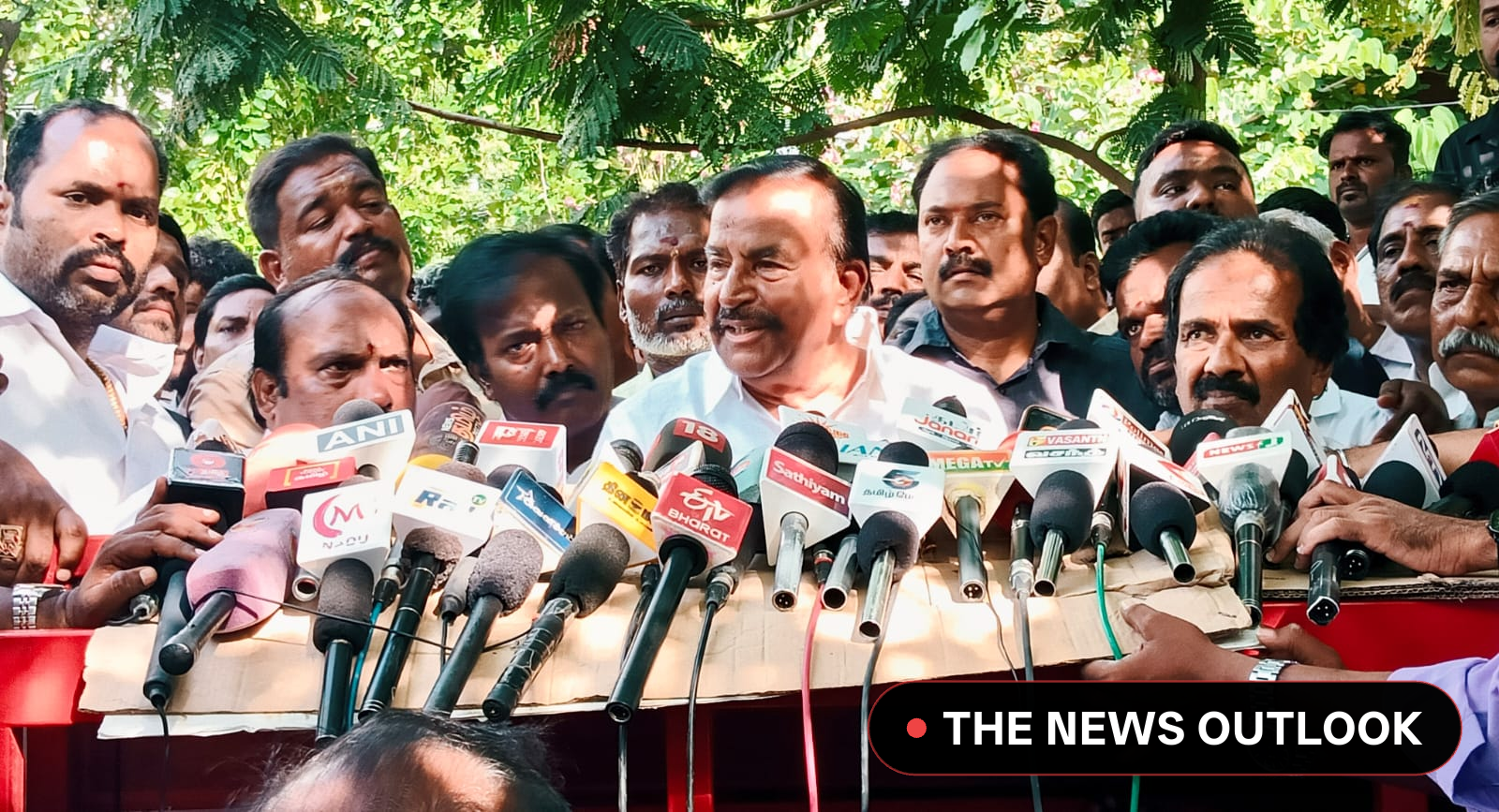 திருச்சியில் முன்னாள் அமைச்சர் கே.என்.நேரு வீட்டில் லஞ்ச ஒழிப்புத்துறை சோதனை நிறைவு; சட்டம் ஒழுங்கு சீர்கேட்டை திசை திருப்புவதற்காக நடத்தப்பட்ட ரெய்டு - முன்னாள் அமைச்சர் நேரு பேட்டி!