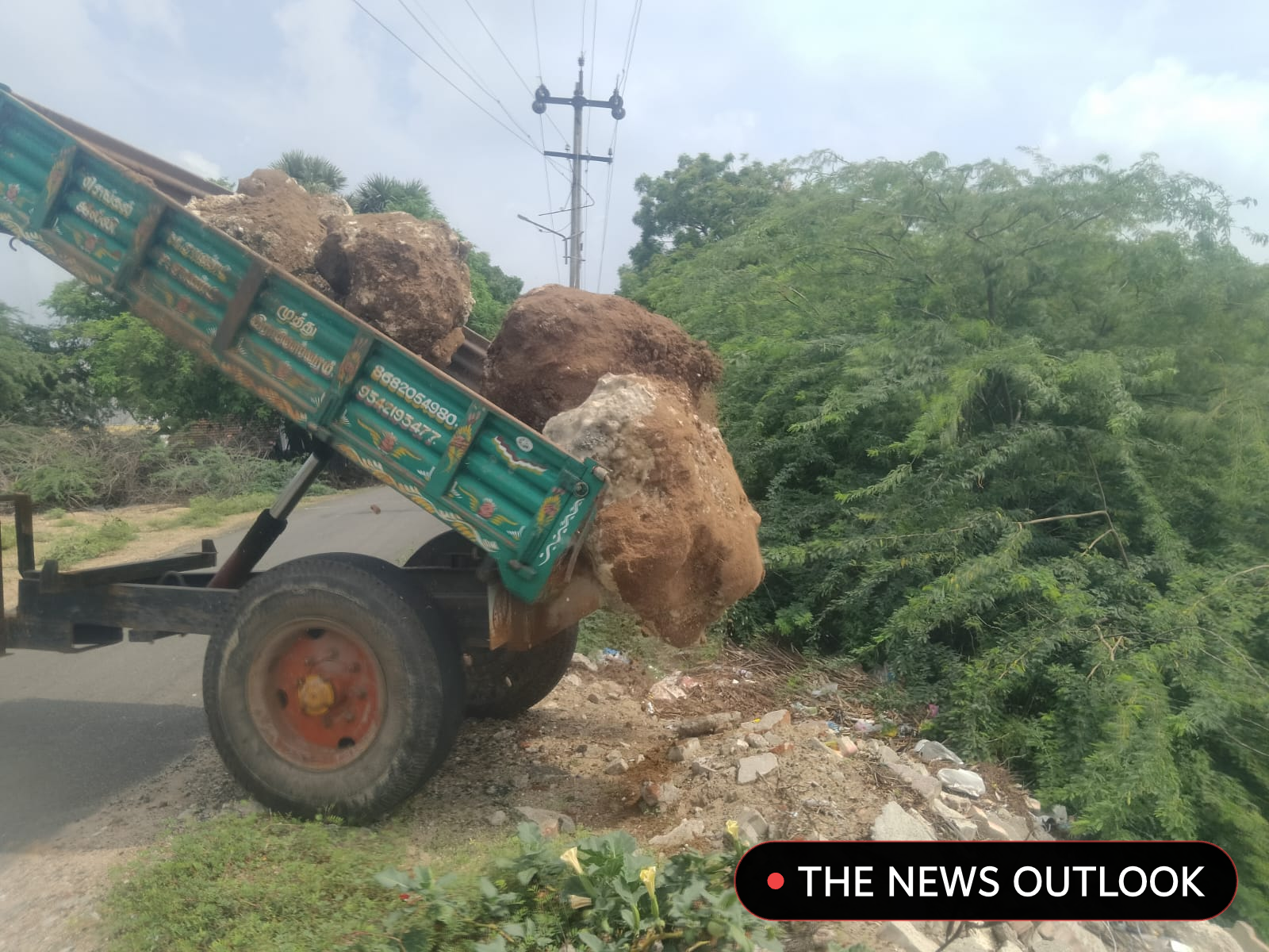 பொதுமக்கள் கோரிக்கை எதிரொலி: சங்குமால் கடற்கரையில் பாறைகள் கொட்டும் பணி தொடக்கம்! - 2
