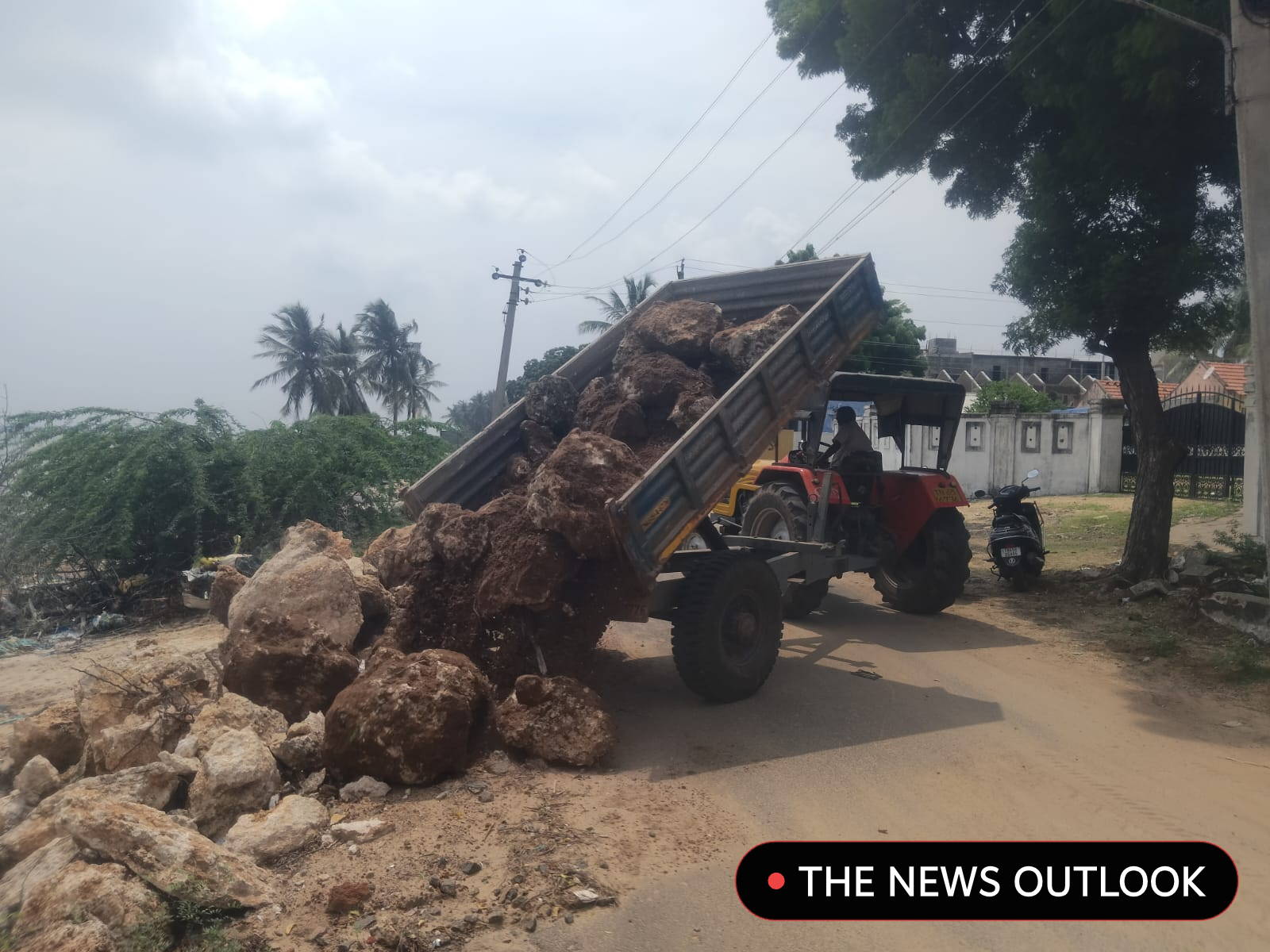 பொதுமக்கள் கோரிக்கை எதிரொலி: சங்குமால் கடற்கரையில் பாறைகள் கொட்டும் பணி தொடக்கம்! - 3
