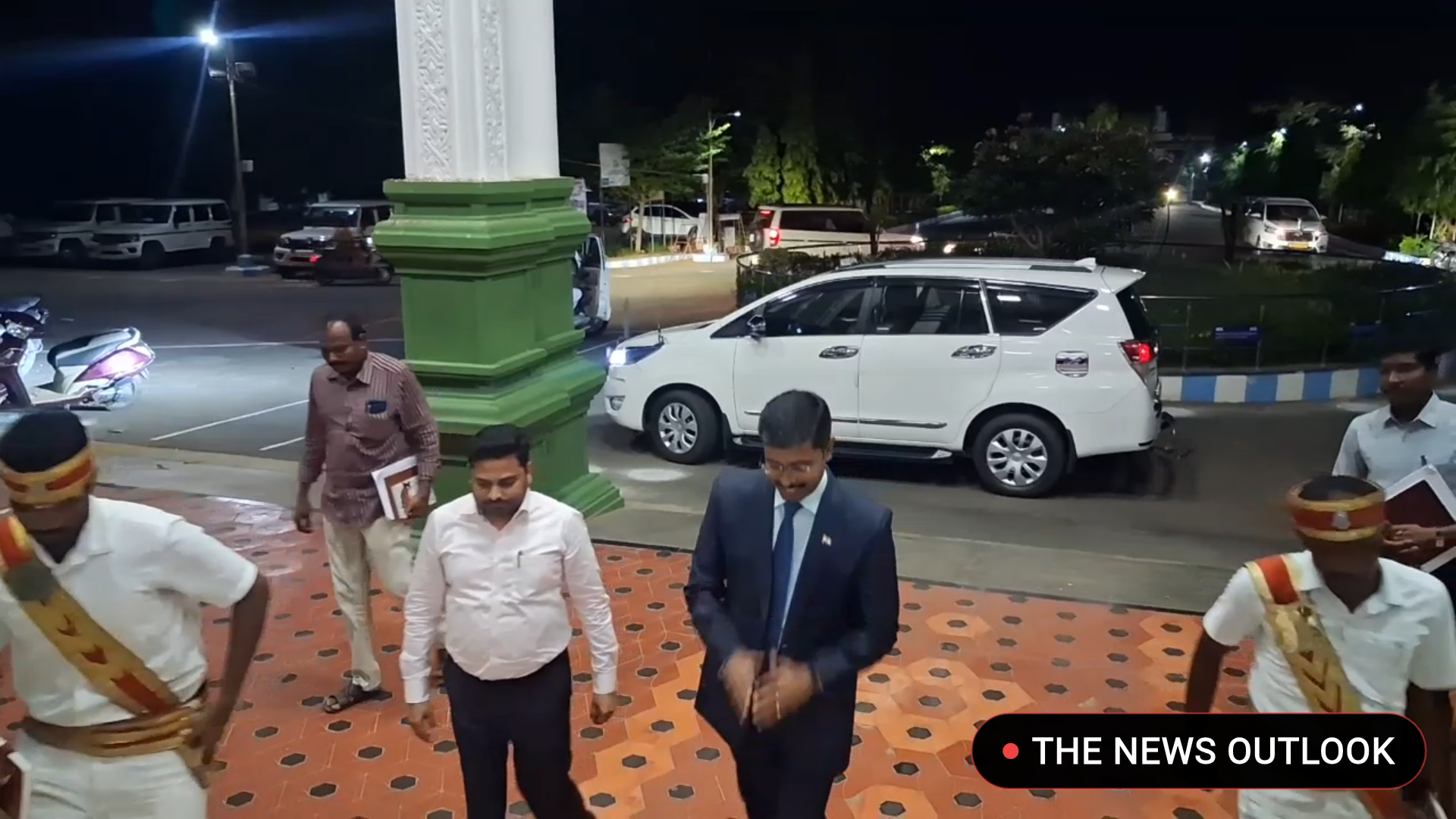 22-வது கரூர் மாவட்ட ஆட்சித் தலைவராக ச.பிரசன்னா ராமசாமி அவர்கள் இன்று மாவட்ட ஆட்சியர் அலுவலகத்தில் கோப்புகளில் கையெழுத்திட்டு பொறுப்பேற்றுக் கொண்டார்.