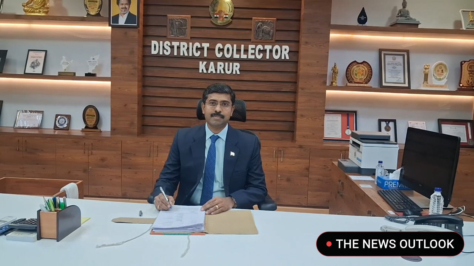 22-வது கரூர் மாவட்ட ஆட்சித் தலைவராக ச.பிரசன்னா ராமசாமி அவர்கள் இன்று மாவட்ட ஆட்சியர் அலுவலகத்தில் கோப்புகளில் கையெழுத்திட்டு பொறுப்பேற்றுக் கொண்டார். - 3