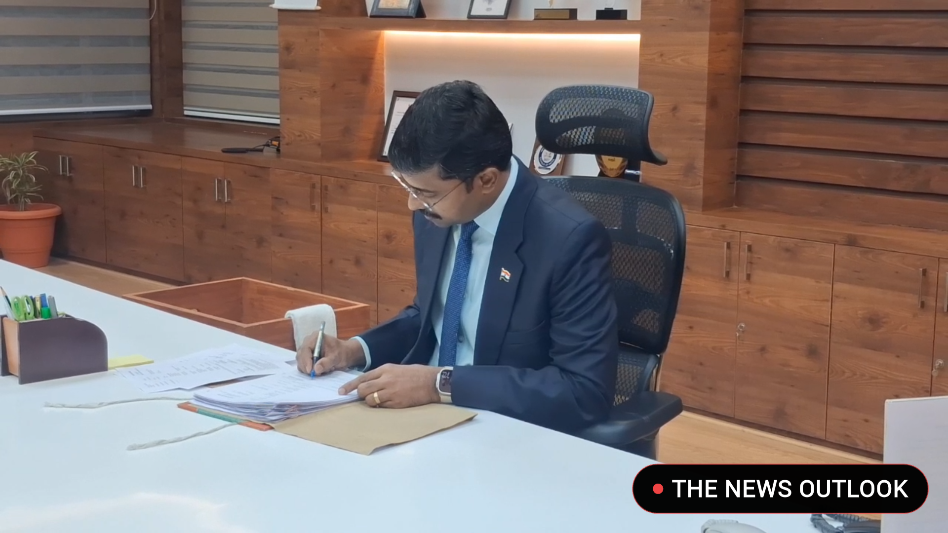 22-வது கரூர் மாவட்ட ஆட்சித் தலைவராக ச.பிரசன்னா ராமசாமி அவர்கள் இன்று மாவட்ட ஆட்சியர் அலுவலகத்தில் கோப்புகளில் கையெழுத்திட்டு பொறுப்பேற்றுக் கொண்டார். - 4
